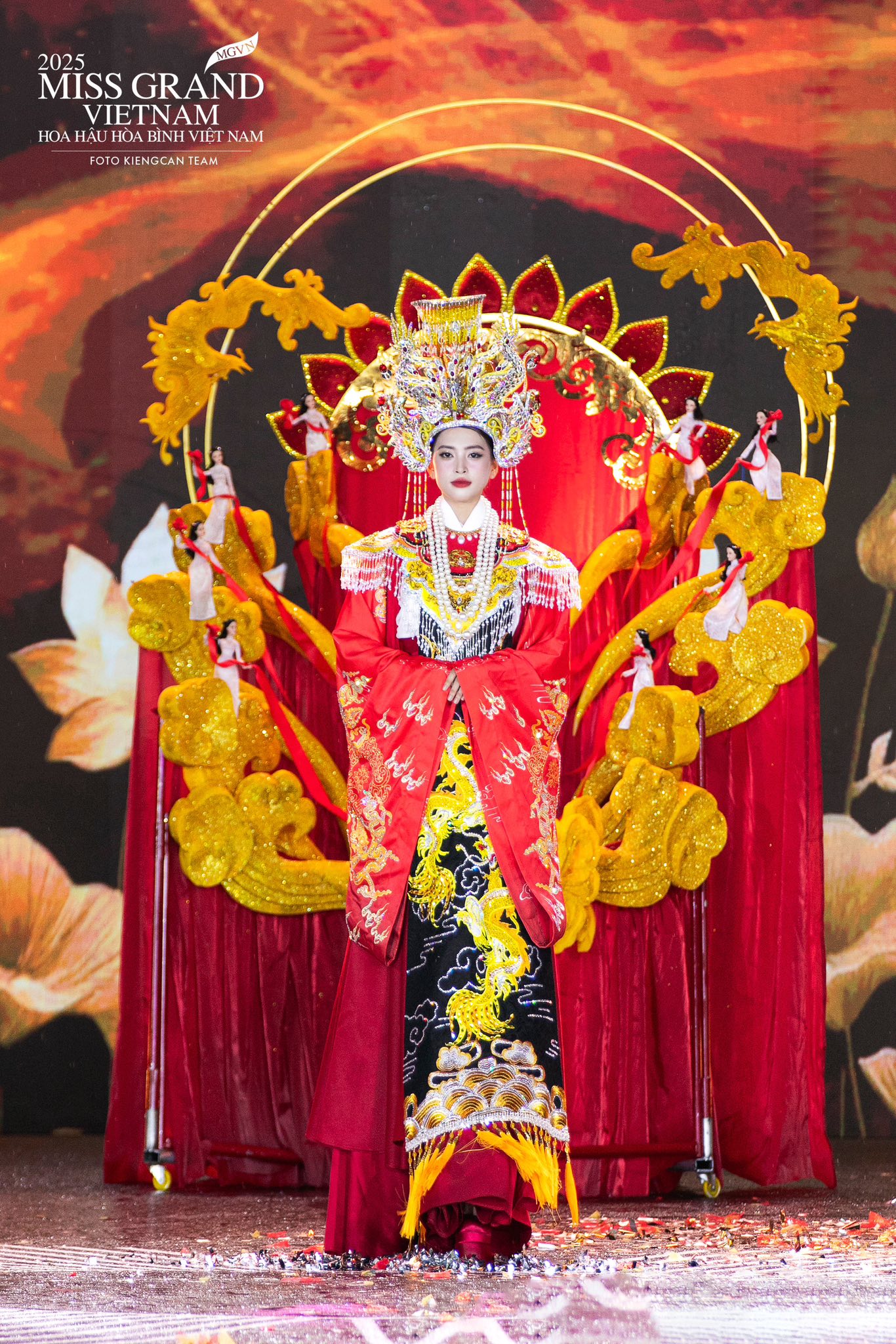 Miss Grand Vietnam gây tranh cãi vì mang bàn thờ gia tiên lên sân khấu, Tiểu Vy cũng dính