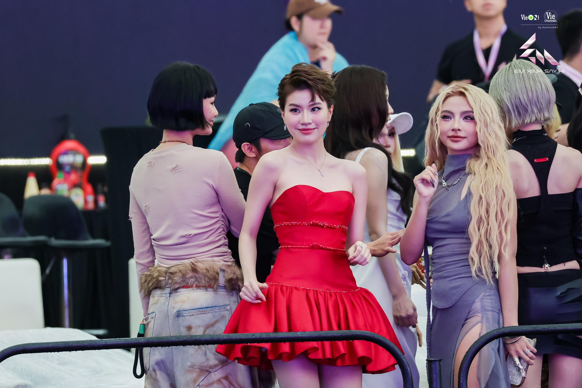 Bùng nổ visual dàn Em Xinh Say Hi tại concert: Phương Ly lộ diện hậu nghi vấn sửa mũi, 1 sao nữ gây sốt đúng 5 giây lướt qua- Ảnh 6.