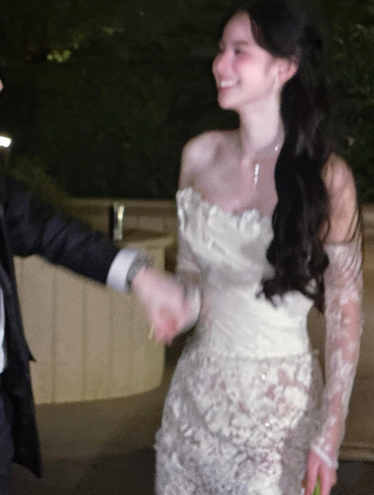 Mỹ nhân Vbiz chụp ảnh cưới với chồng gia thế khủng, netizen xem xong thắc mắc 1 chuyện!- Ảnh 2.