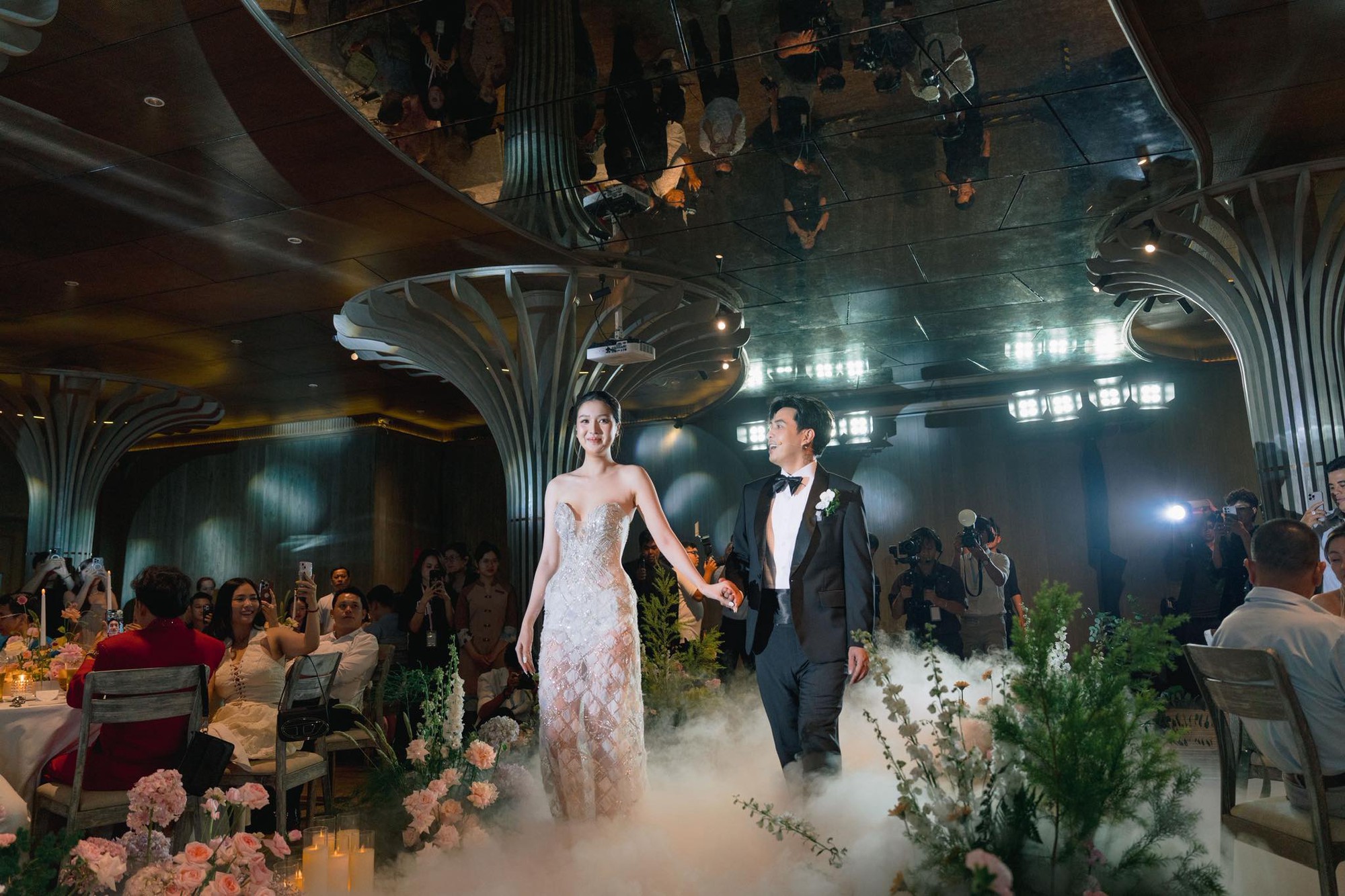 Vợ chồng Hồ Quang Hiếu nhận chúc phúc từ Quốc Trường, Nhật Kim Anh- Ảnh 11.