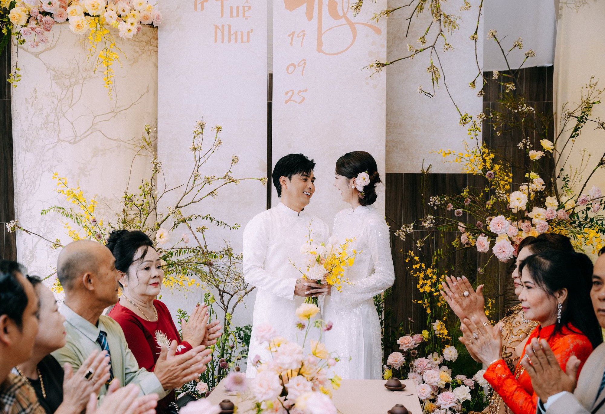 Vợ chồng Hồ Quang Hiếu nhận chúc phúc từ Quốc Trường, Nhật Kim Anh- Ảnh 16.