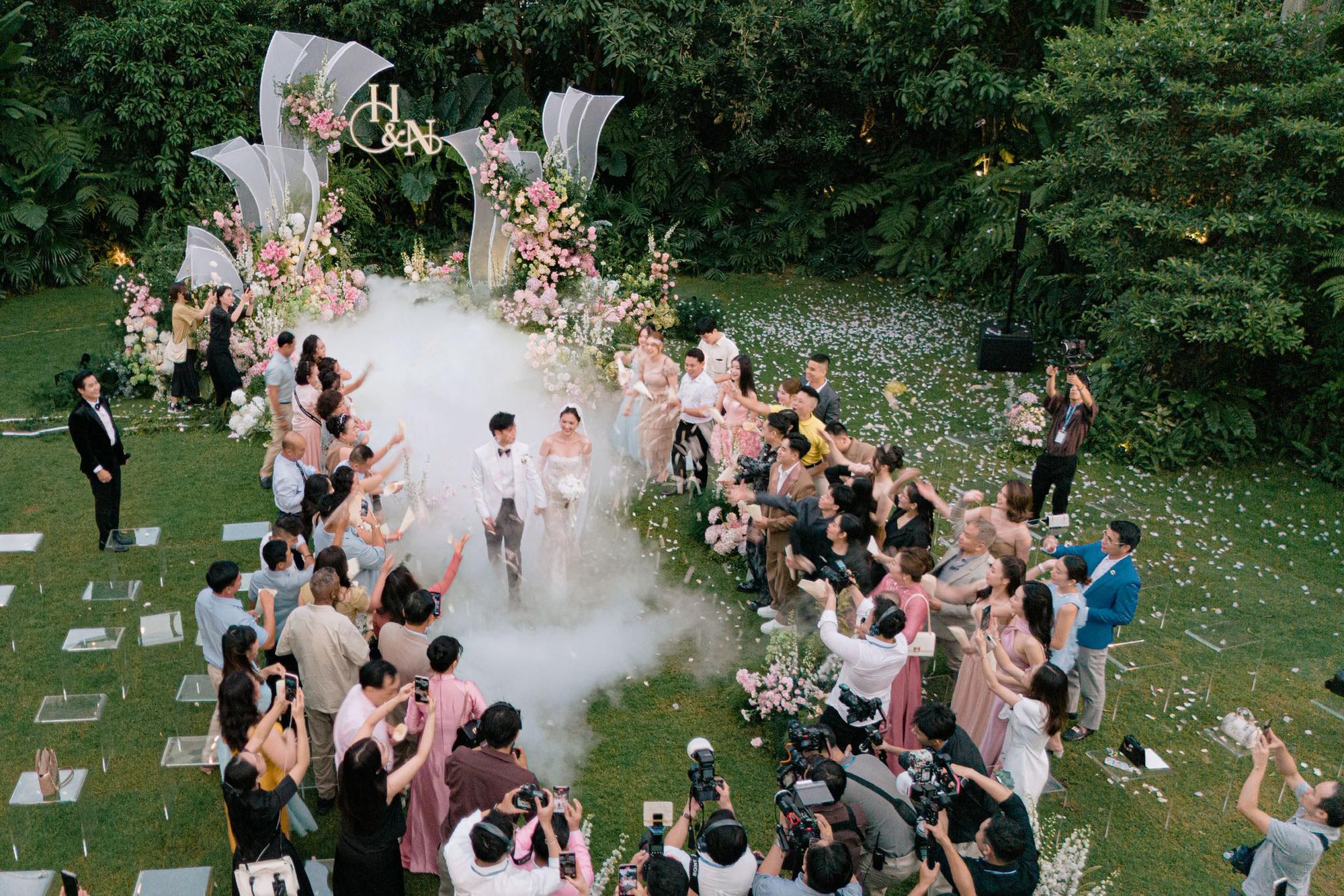 Vợ chồng Hồ Quang Hiếu nhận chúc phúc từ Quốc Trường, Nhật Kim Anh- Ảnh 7.