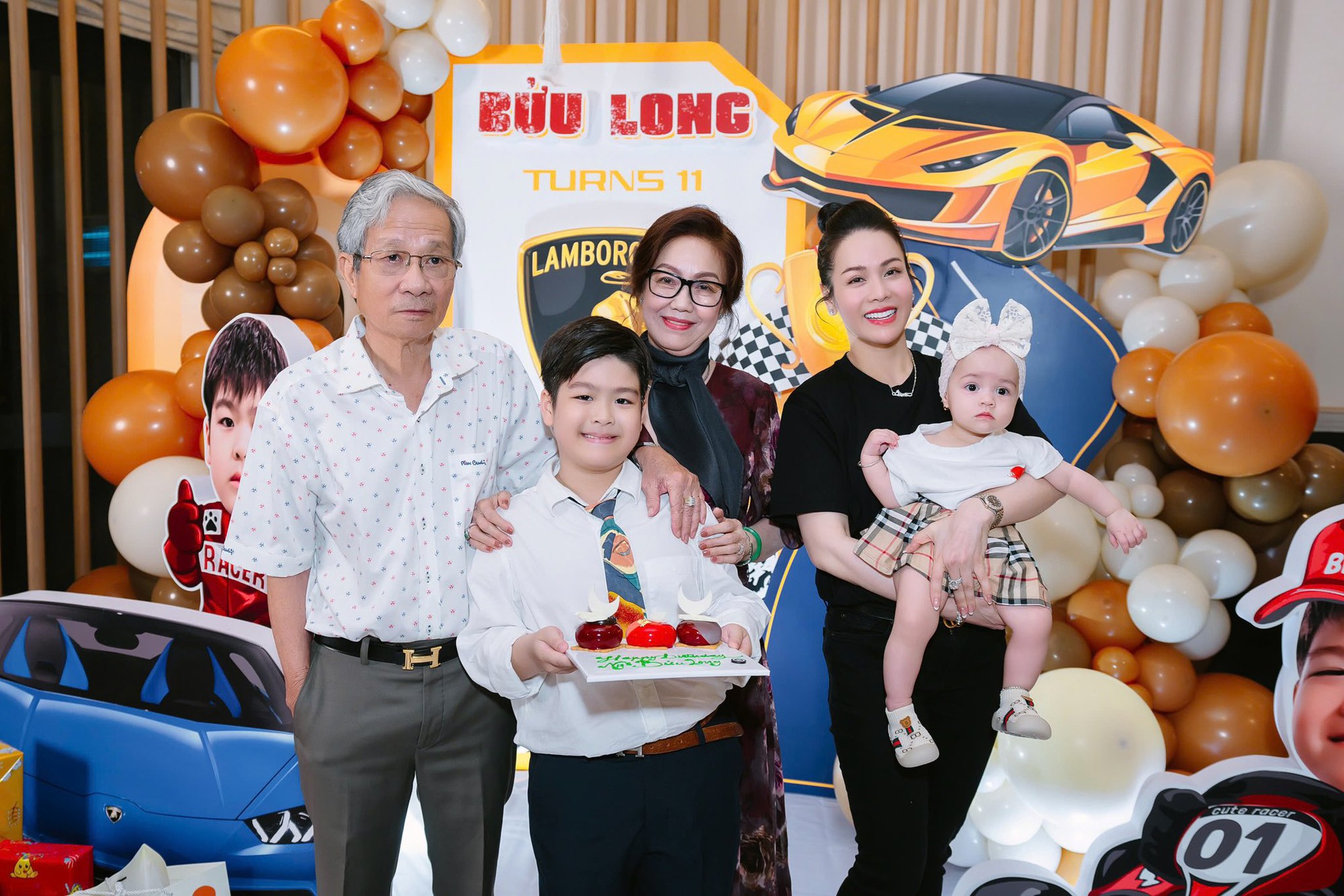 Nữ nghệ sĩ là đại gia có biệt thự TP.HCM 20 tỷ, 40 tuổi tự sinh con, bế con riêng về thăm nhà chồng cũ- Ảnh 3.