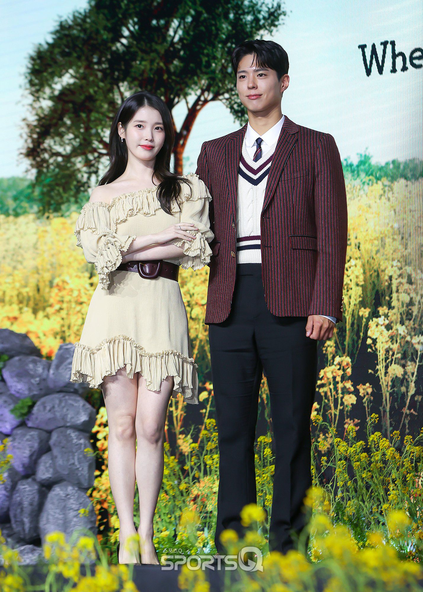 Clip hot: IU làm gì Park Bo Gum mà khiến tài tử bấn loạn, hoảng hồn,