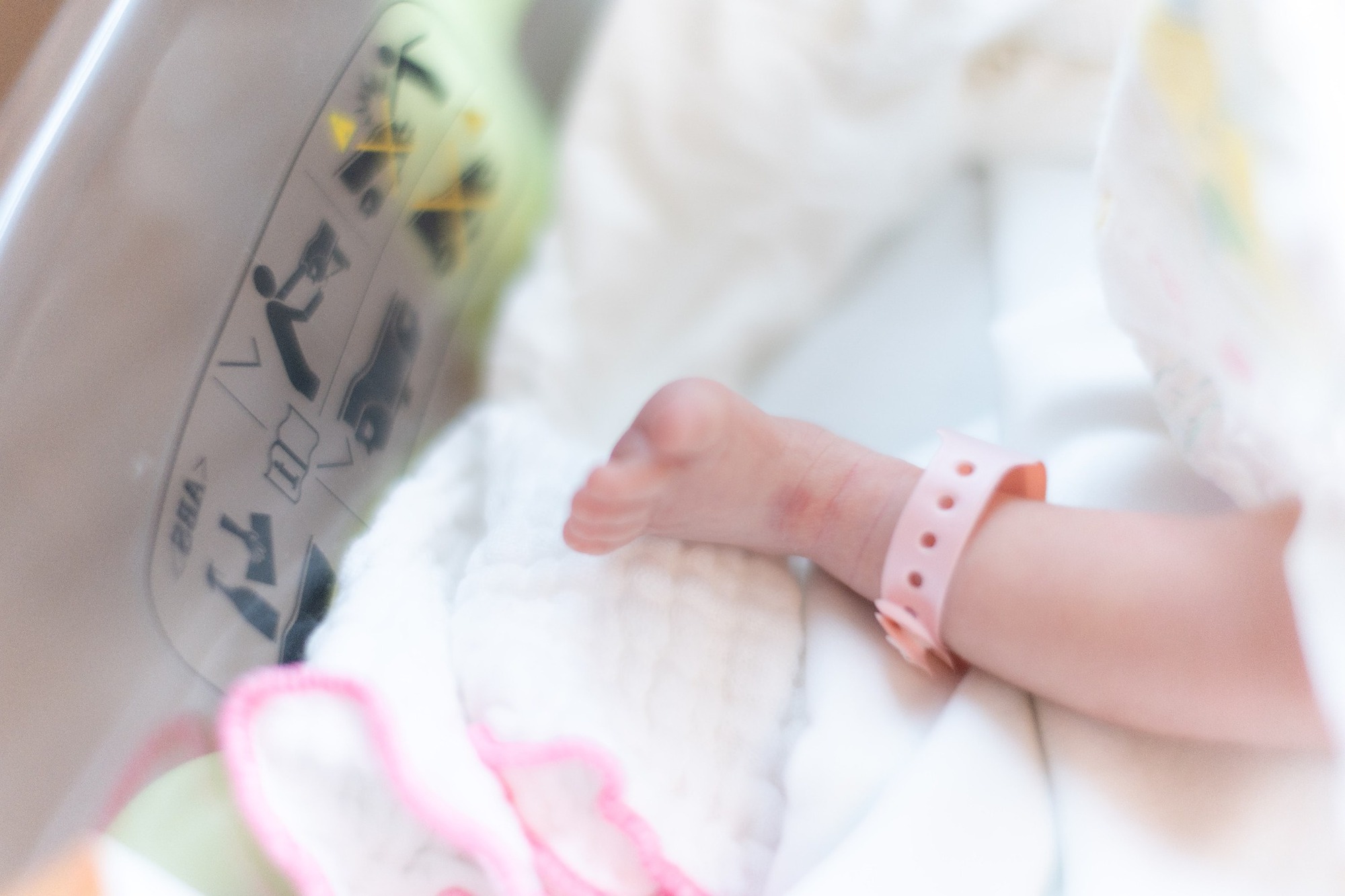 Hoa hậu H'Hen Niê sinh con gái đầu lòng, chồng