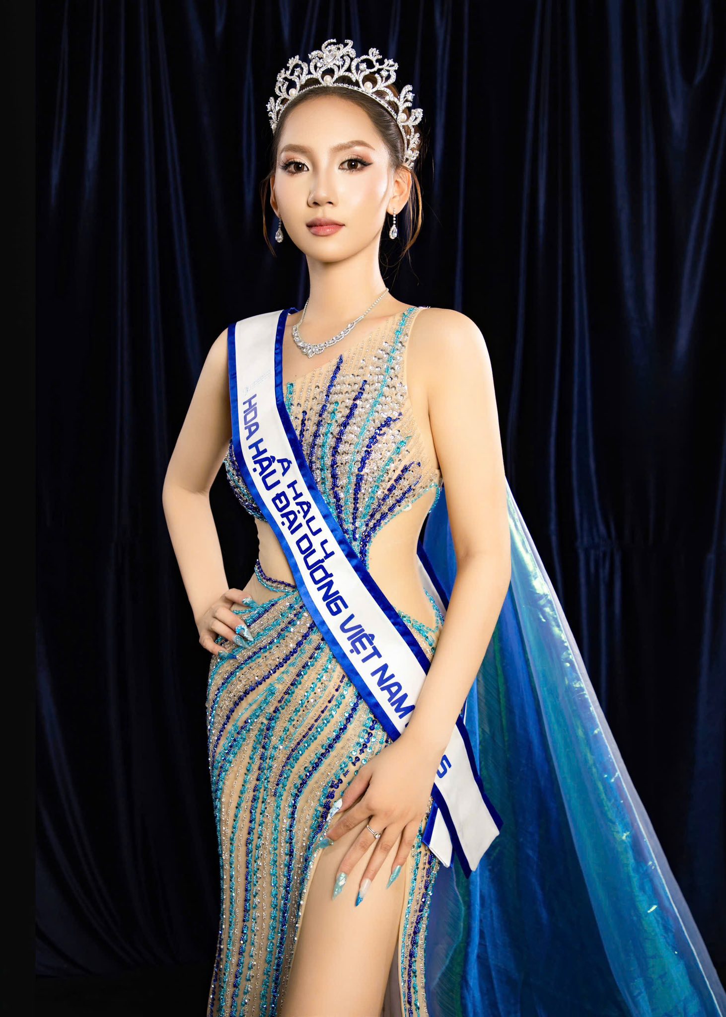 Á hậu Việt xin lỗi sau khi bị soi cố tình bẻ vương miện khi trao cho người kế nhiệm- Ảnh 4.