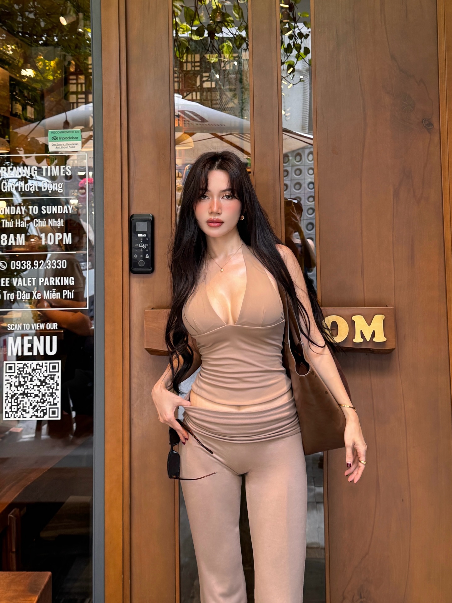 Sĩ Thanh gây tranh cãi vì ăn mặc hở hang cúng giỗ Tổ- Ảnh 5.