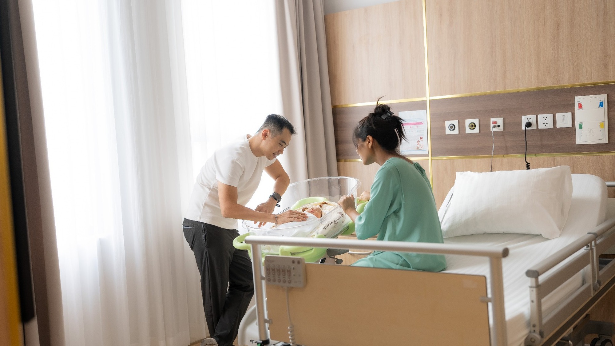 Hoa hậu H'Hen Niê sinh con gái đầu lòng, chồng