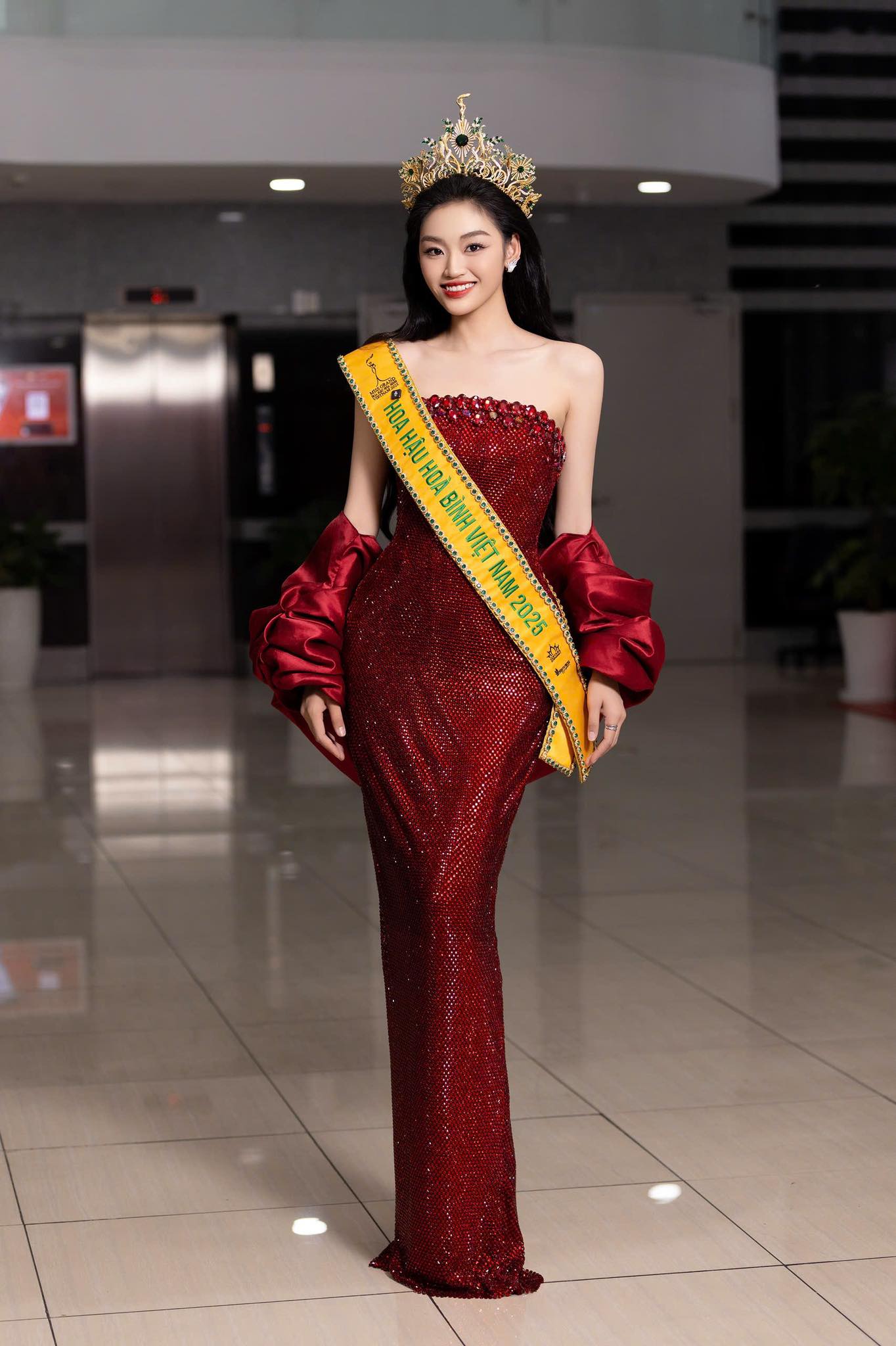 Hoa hậu Yến Nhi gặp