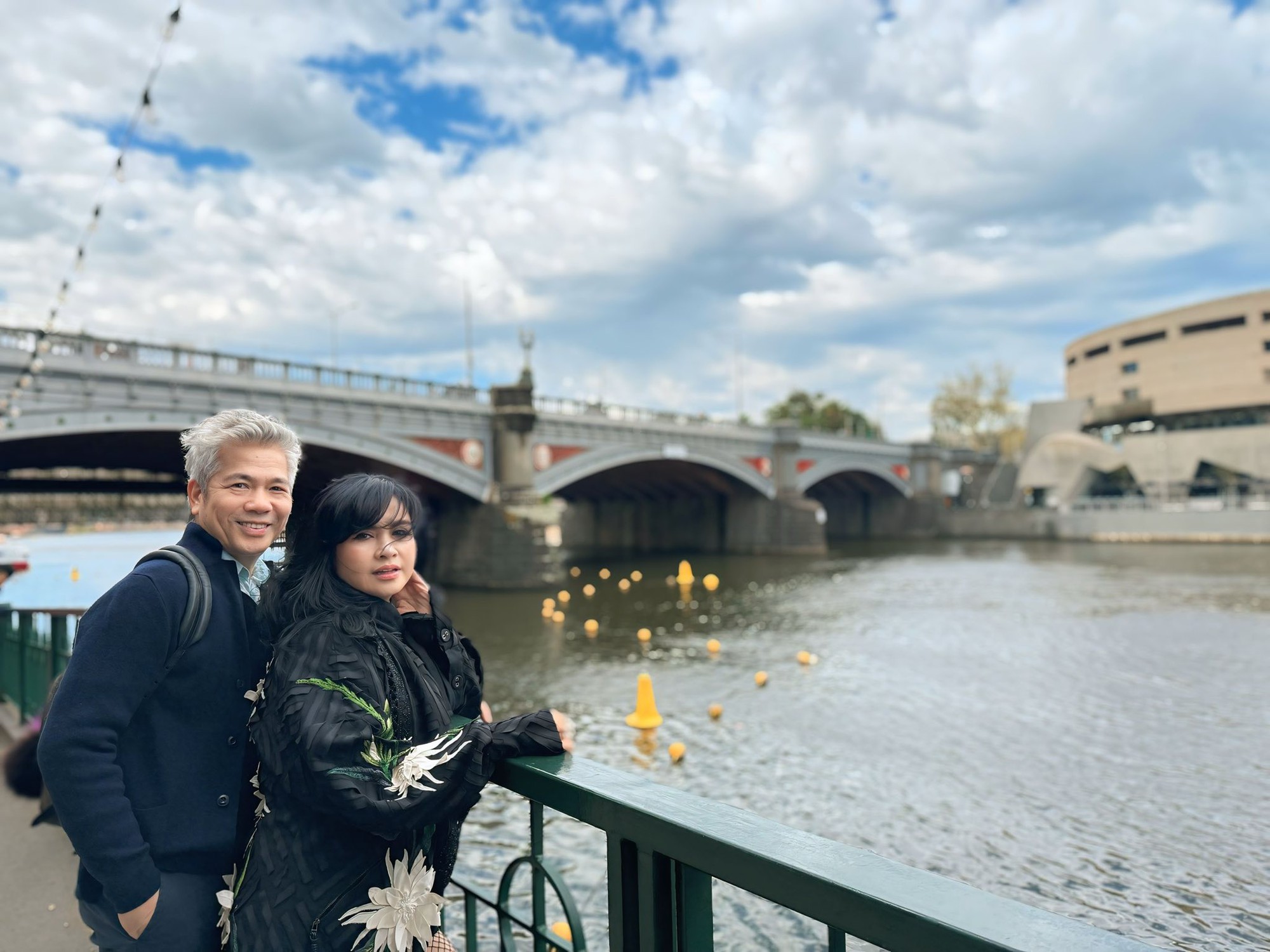 Nữ NSND sắp lấy chồng ở tuổi 56: Yêu như thuở ban đầu, ngồi im lặng bên nhau cũng hạnh phúc- Ảnh 2. Nữ NSND sắp lấy chồng ở tuổi 56: Yêu như thuở ban đầu, ngồi im lặng bên nhau cũng hạnh phúc- Ảnh 2.