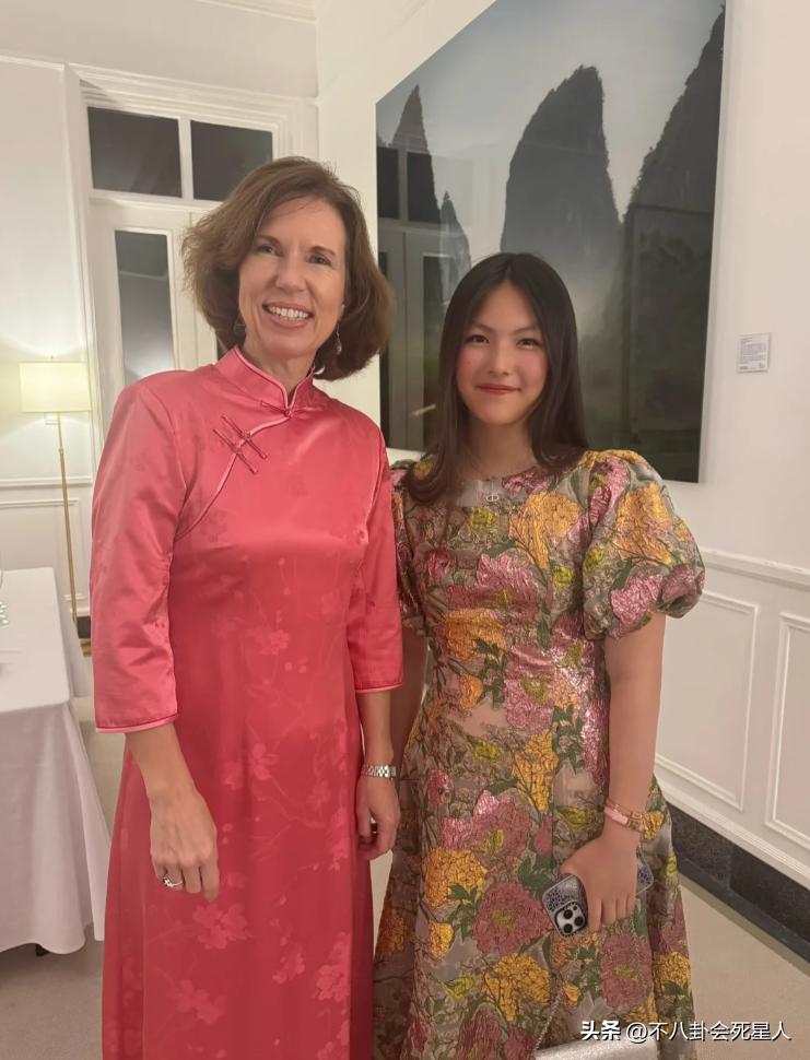 Cách nuôi dạy con gây tranh cãi của MC giàu nhất Trung Quốc: Cho con gái tiếp cận giới tinh hoa, 15 tuổi nhưng phủ đầy đồ hiệu- Ảnh 3.