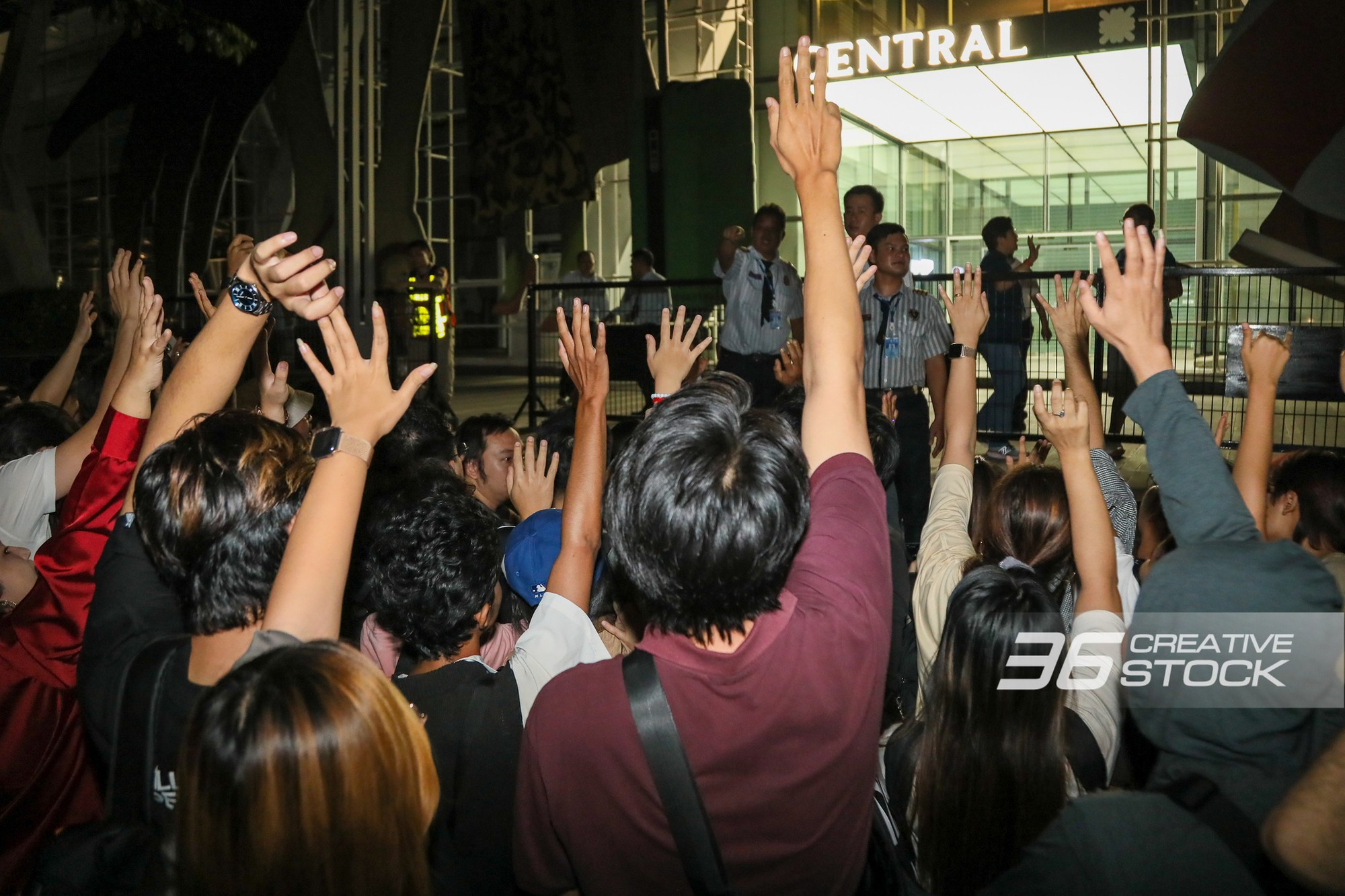 Cảnh không tưởng trong ngày iPhone 17 mở bán tại Thái Lan- Ảnh 3.