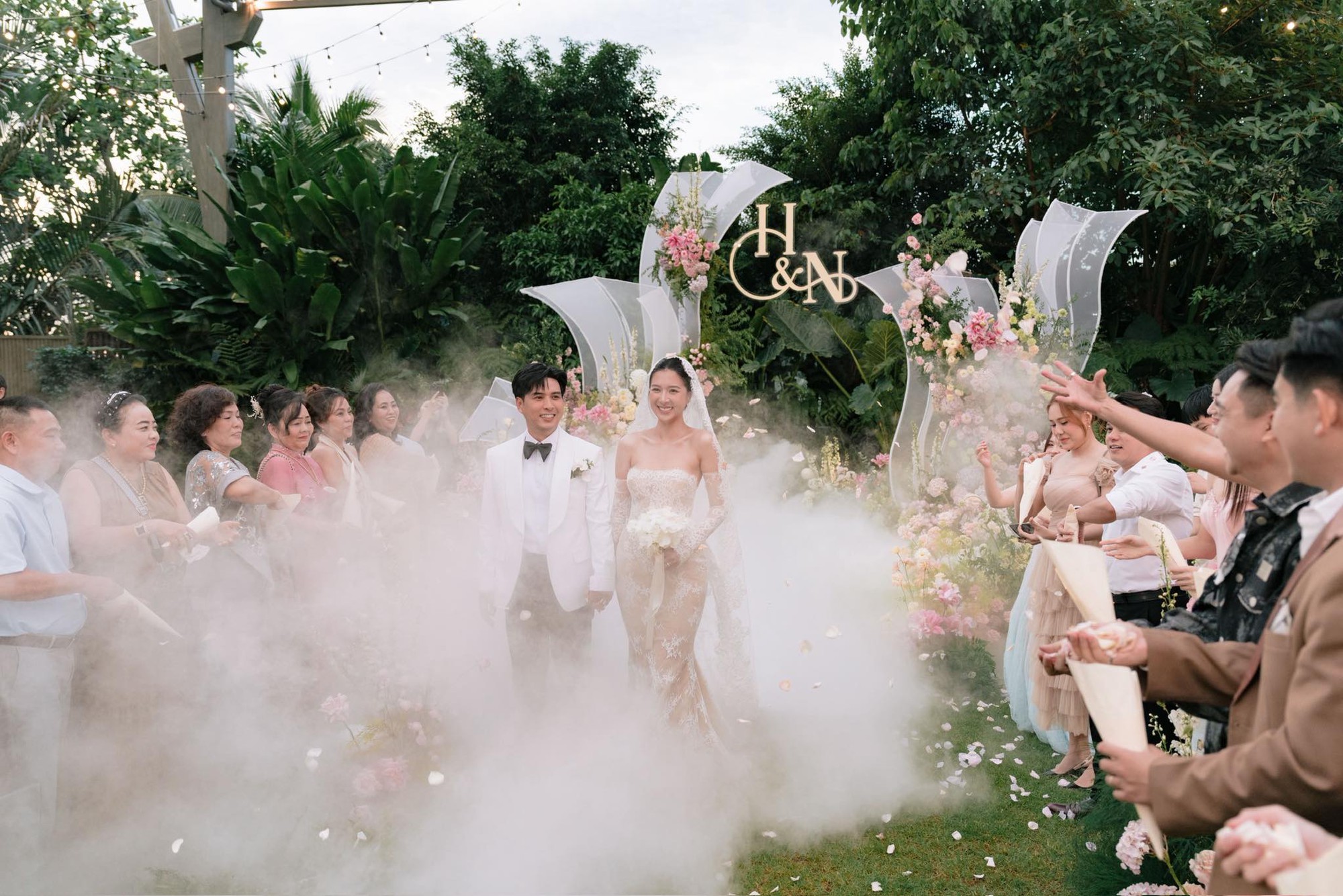 Vợ chồng Hồ Quang Hiếu nhận chúc phúc từ Quốc Trường, Nhật Kim Anh- Ảnh 9.