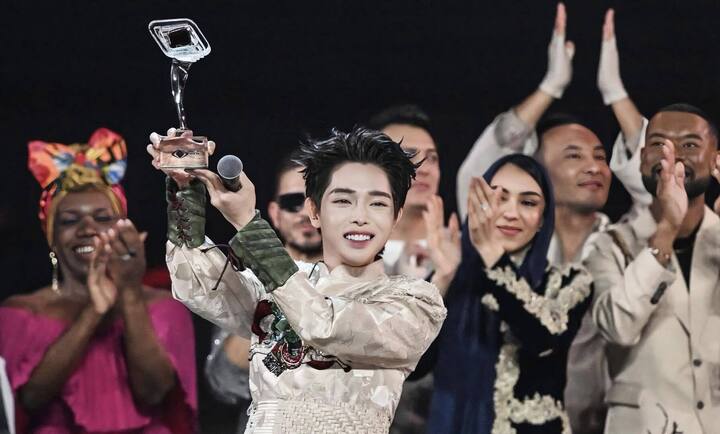 Đức Phúc: Từ chàng trai vừa hát vừa run tới quán quân cuộc thi âm nhạc quốc tế- Ảnh 4.