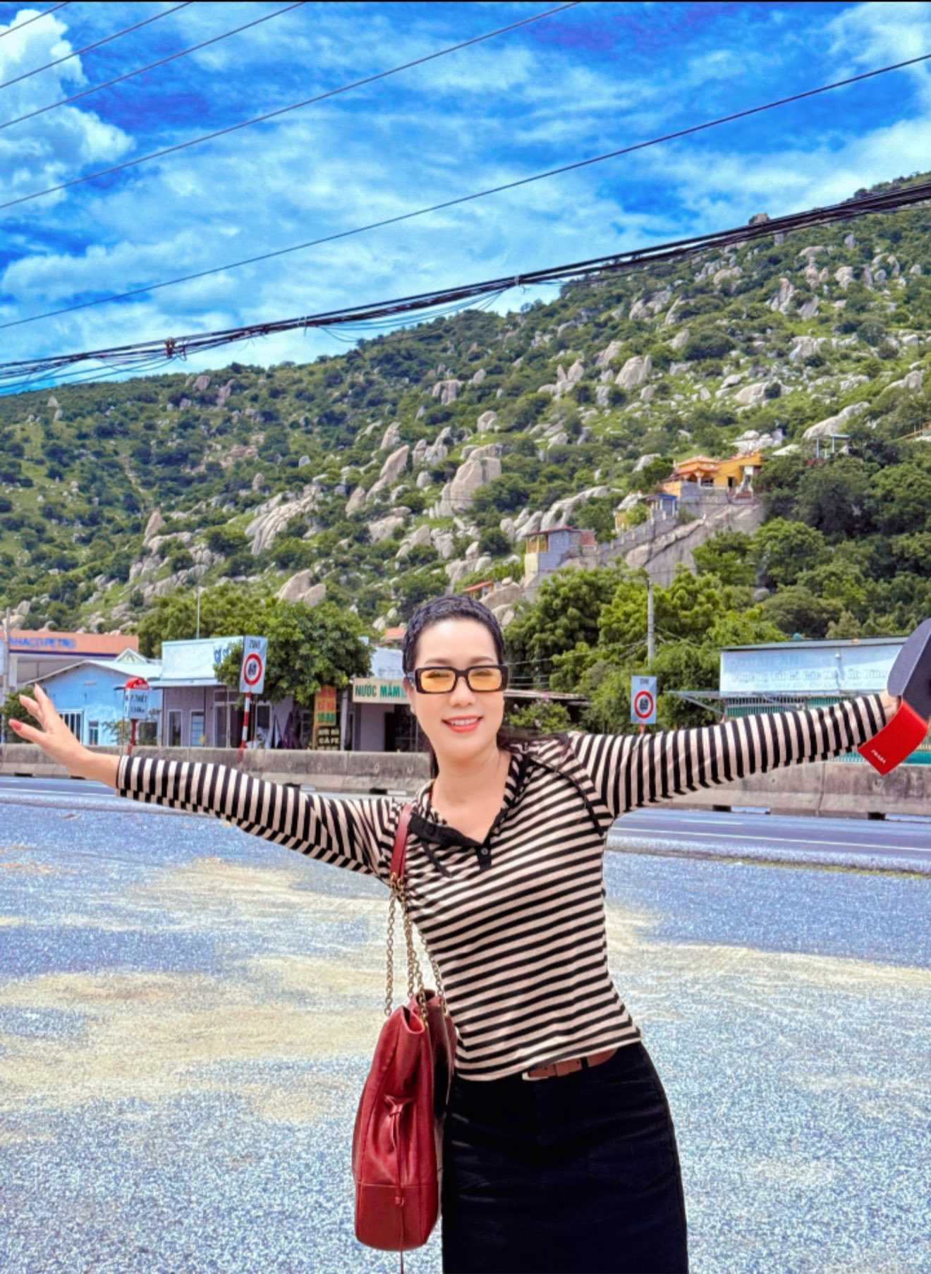 Nữ NSND là Phó Chủ tịch, vừa đỗ lớp Tiến sĩ: Hôn nhân viên mãn, 54 tuổi vẫn trẻ trung, body quyến rũ- Ảnh 6.