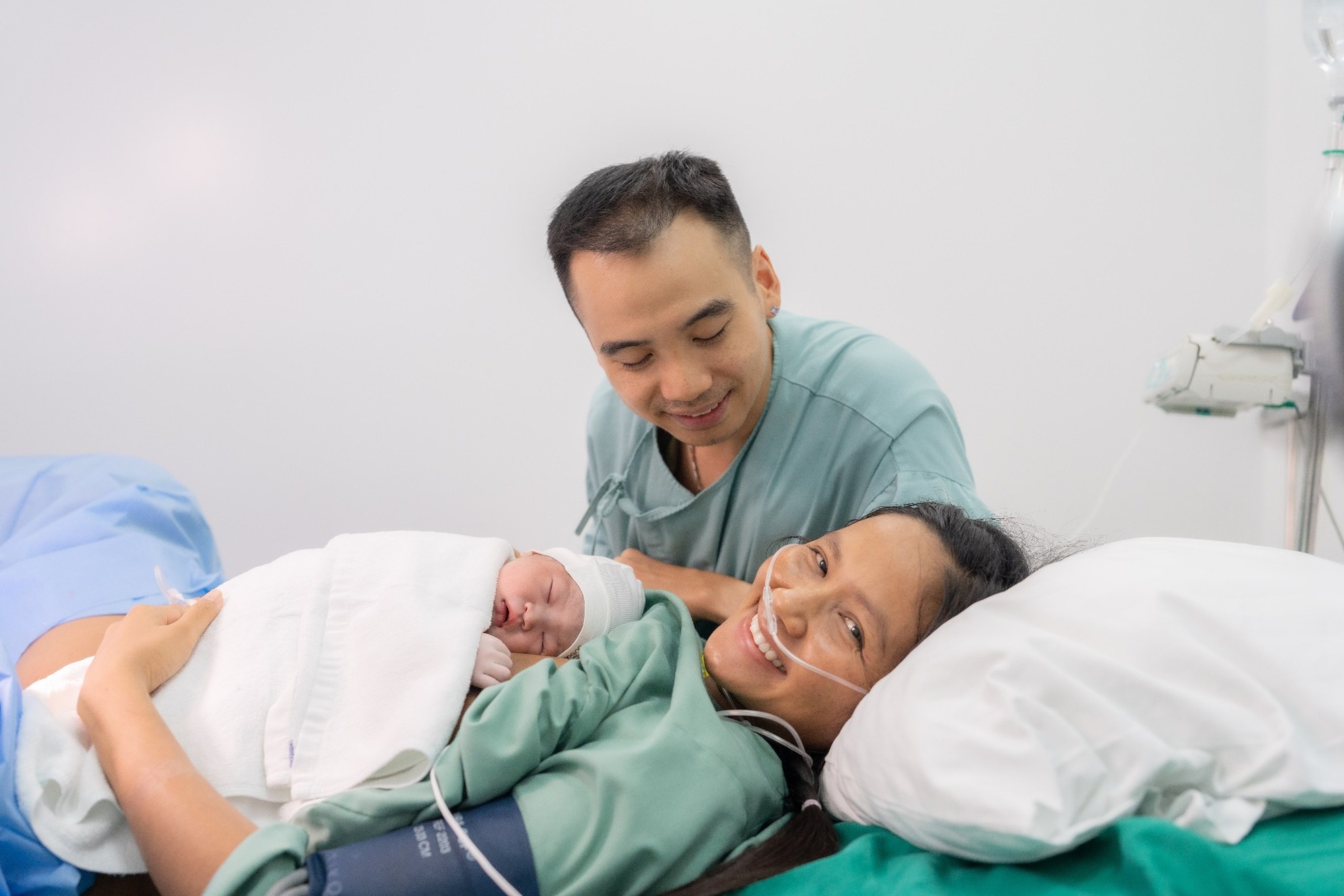 Vợ chồng Hoa hậu H'Hen Niê thức trắng đêm trông con, chắt chiu từng giọt sữa non cho con bú- Ảnh 1.