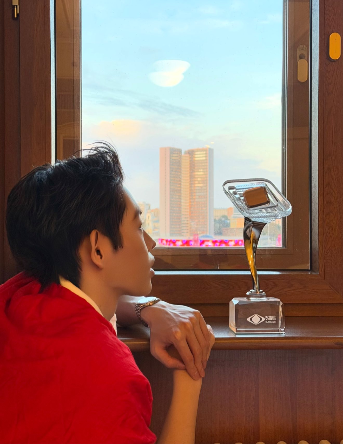 Đức Phúc gặp chuyện gì ở Nga mà phải lên xe cảnh sát?- Ảnh 1.