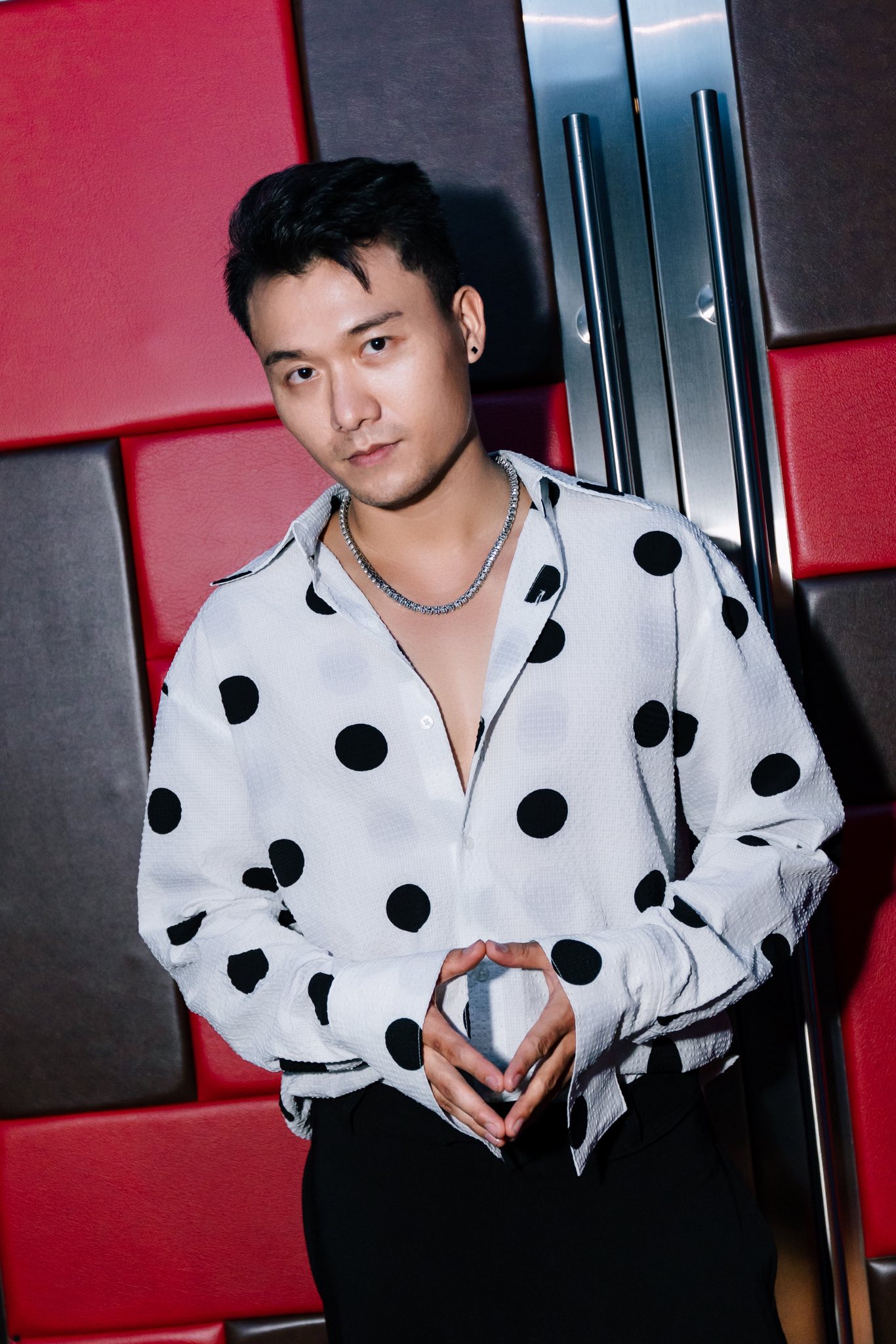 Tử Chiến Trên Không có 1 mỹ nam “mặt búng ra phản diện”, trừng mắt thôi mà khán giả run cả người- Ảnh 6. Tử Chiến Trên Không có 1 mỹ nam “mặt búng ra phản diện”, trừng mắt thôi mà khán giả run cả người- Ảnh 6.