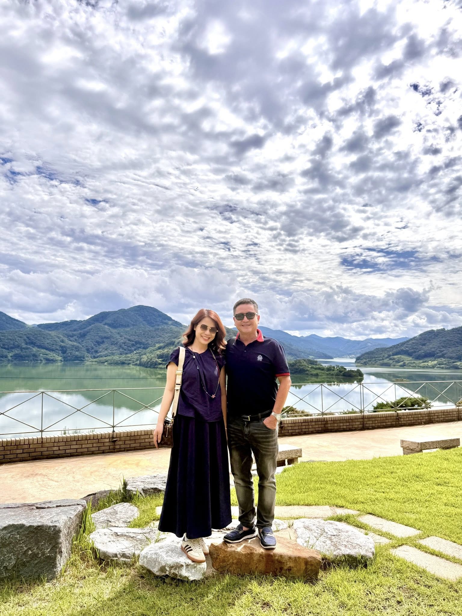 Cuộc sống viên mãn bên bạn gái kém 18 tuổi của nguyên lãnh đạo Nhà hát Tuổi Trẻ- Ảnh 1. Cuộc sống viên mãn bên bạn gái kém 18 tuổi của nguyên lãnh đạo Nhà hát Tuổi Trẻ- Ảnh 1.