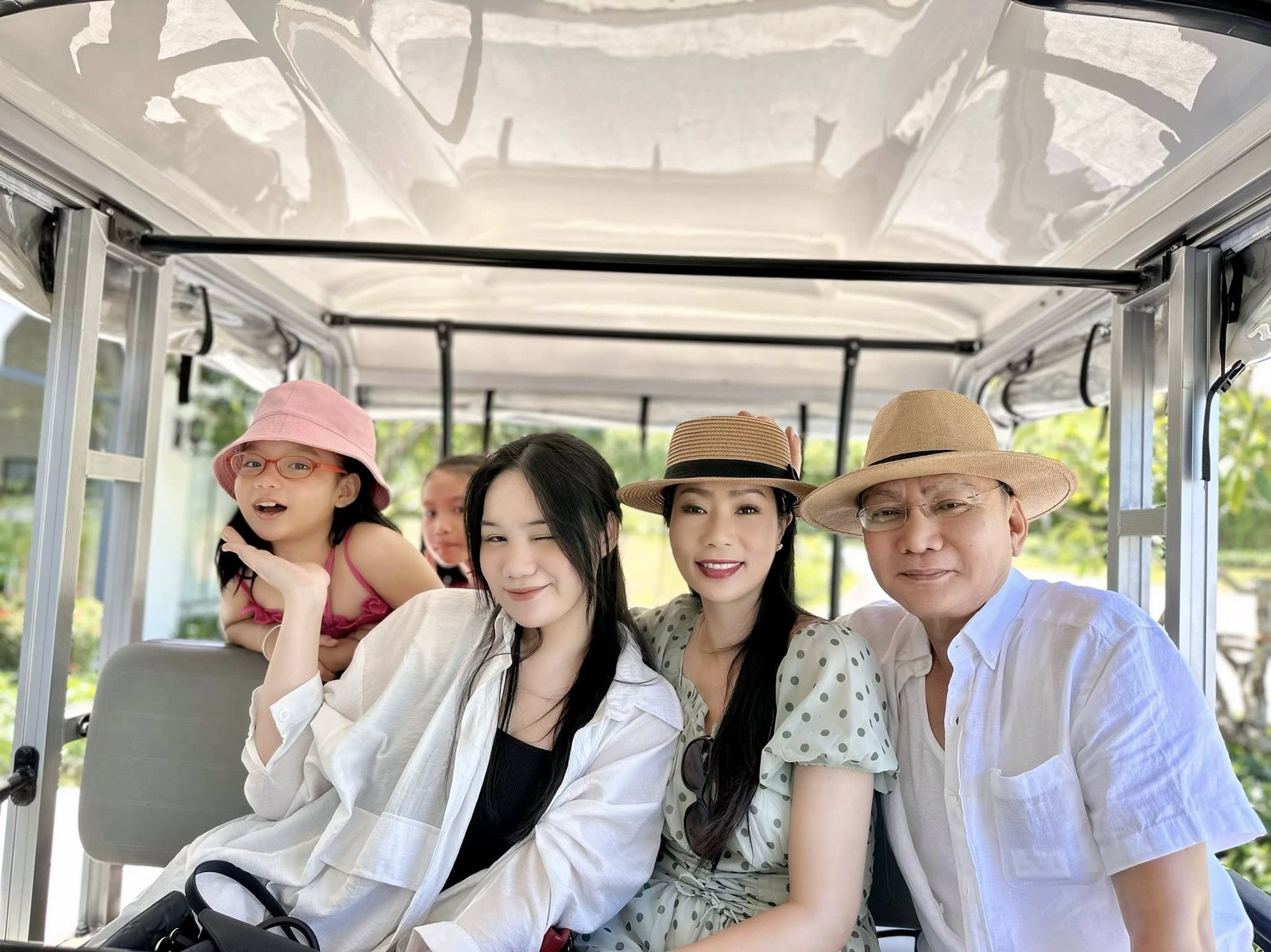 Nữ NSND là Phó Chủ tịch, vừa đỗ lớp Tiến sĩ: Hôn nhân viên mãn, 54 tuổi vẫn trẻ trung, body quyến rũ- Ảnh 11.