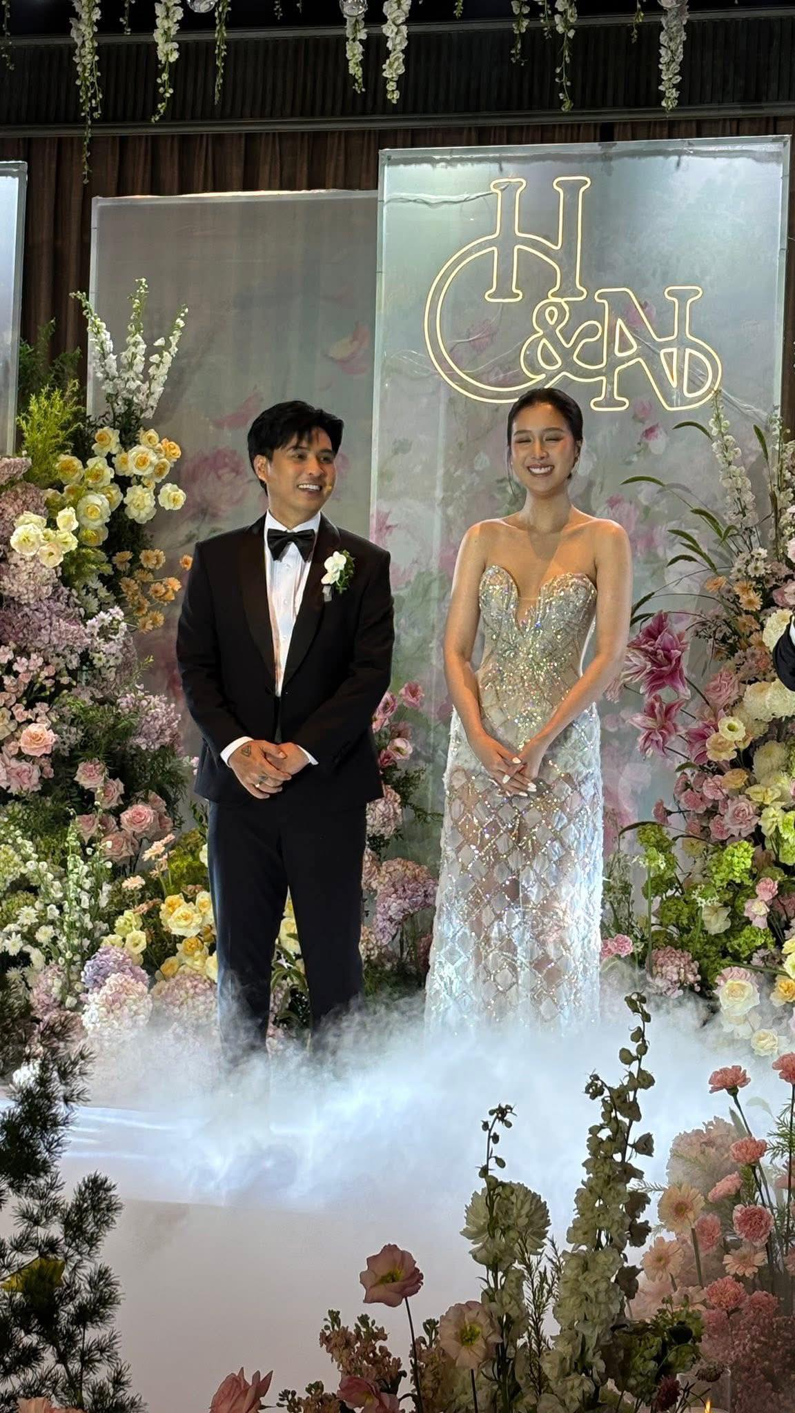 Vợ chồng Hồ Quang Hiếu nhận chúc phúc từ Quốc Trường, Nhật Kim Anh- Ảnh 12.