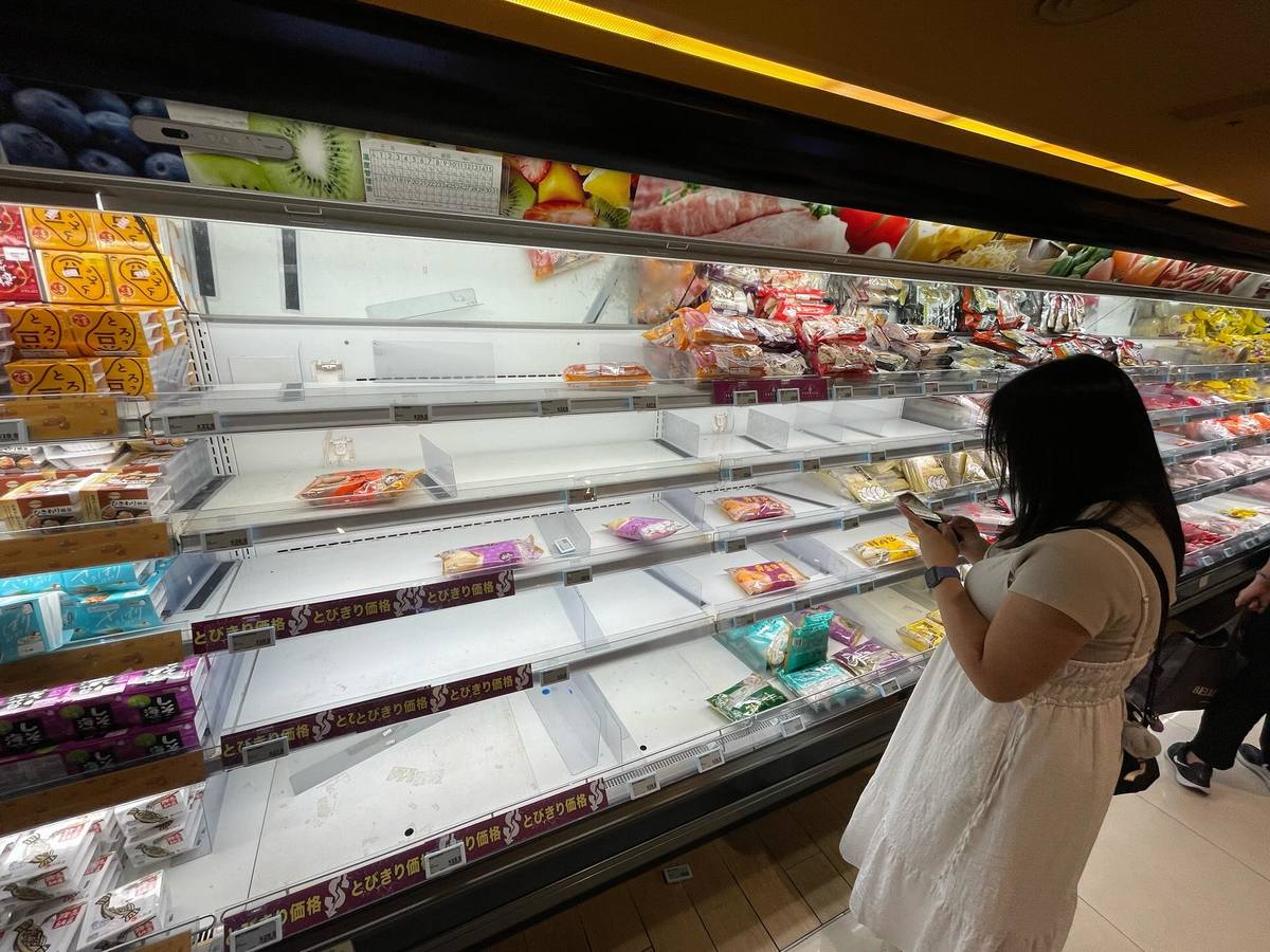 Cảnh tượng ở siêu thị Hong Kong (Trung Quốc) hiện tại: Người dân đổ xô mua sắm, chuẩn bị trước bão Ragasa, duy nhất mặt hàng này bị “ghẻ lạnh Cảnh tượng ở siêu thị Hong Kong (Trung Quốc) hiện tại: Người dân đổ xô mua sắm, chuẩn bị trước bão Ragasa, duy nhất mặt hàng này bị “ghẻ lạnh