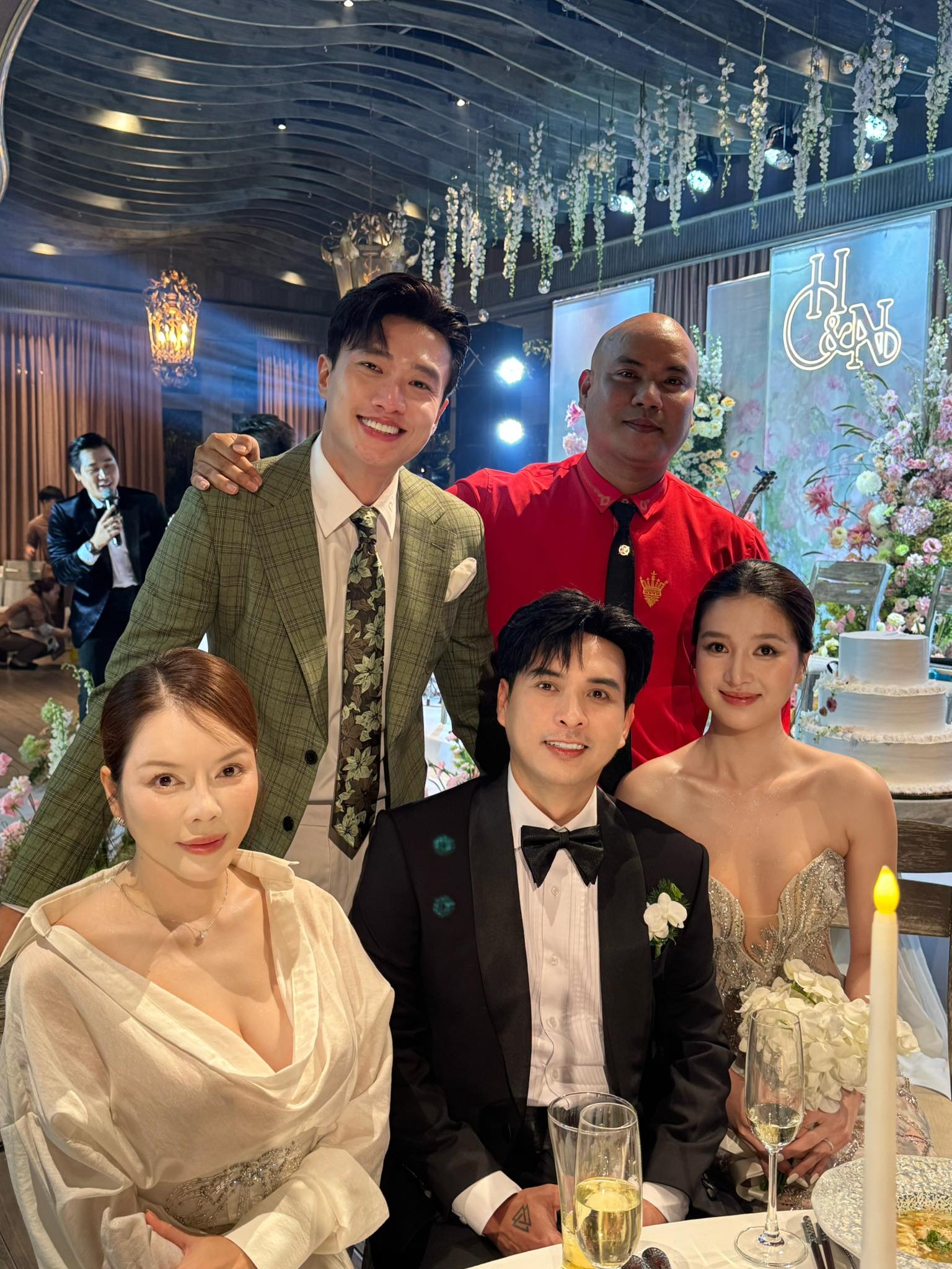 Vợ chồng Hồ Quang Hiếu nhận chúc phúc từ Quốc Trường, Nhật Kim Anh- Ảnh 1.