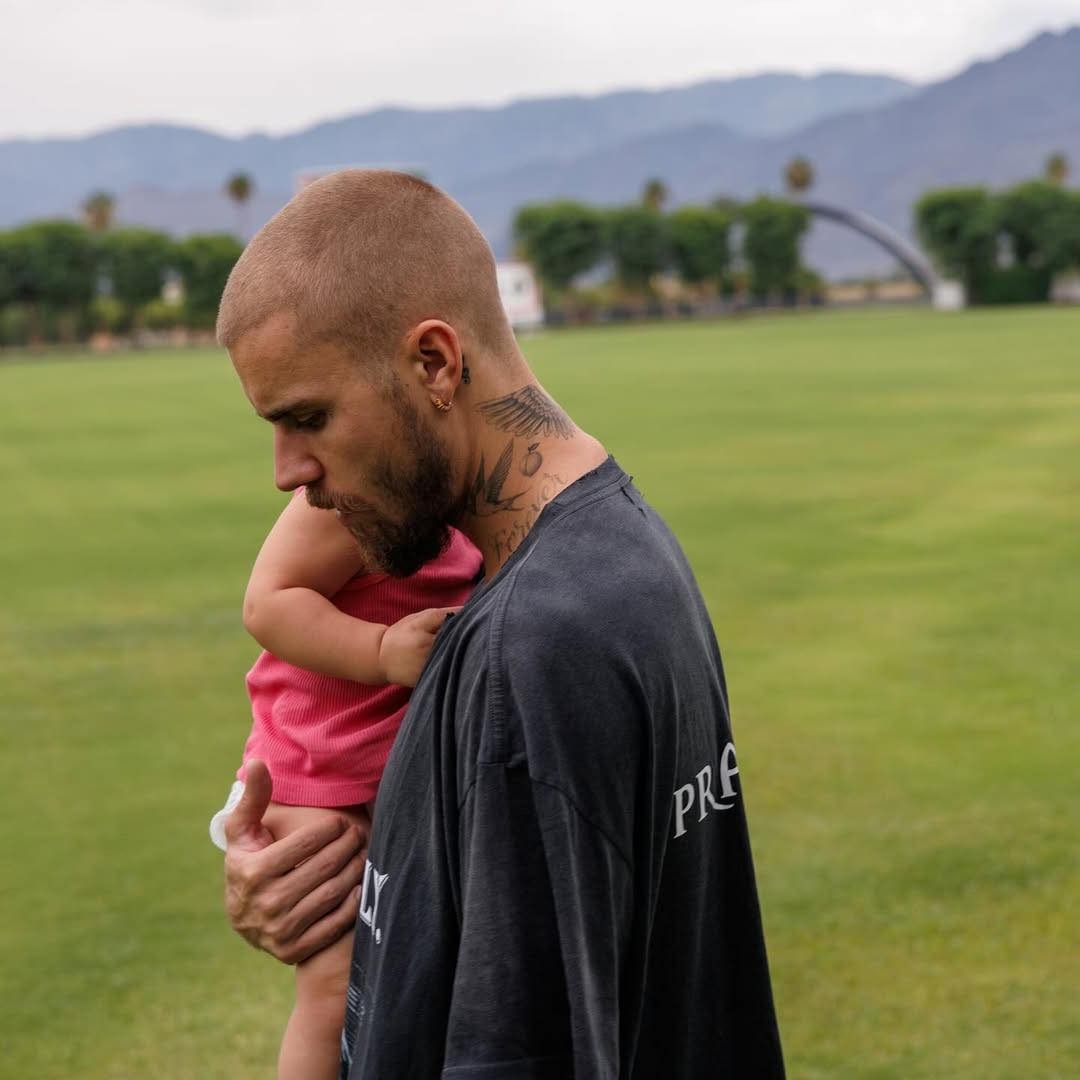 Có gì trong loạt ảnh hút 3,1 triệu Có gì trong loạt ảnh hút 3,1 triệu