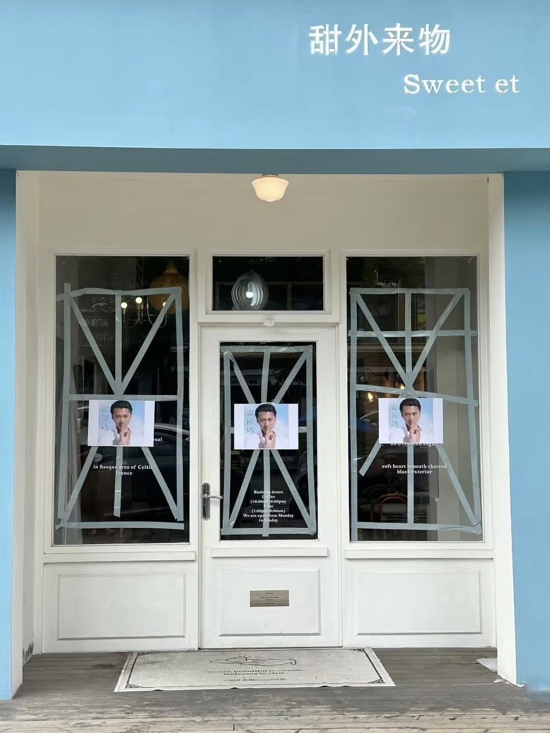 Độc lạ 2025: Người dân dán ảnh Tạ Đình Phong khắp nơi để... chống siêu bão Ragasa- Ảnh 2.