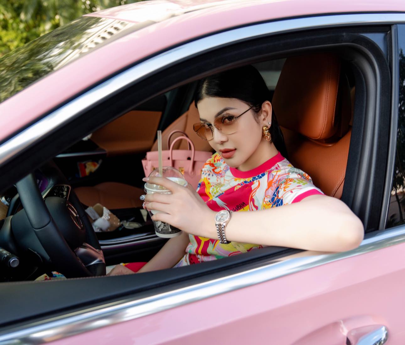 Nhan sắc nóng bỏng của nữ ca sĩ bị cha ruột bỏ rơi: 30 tuổi ở biệt thự 2.200 m2 giá 70 tỷ, đi Maybach- Ảnh 14.