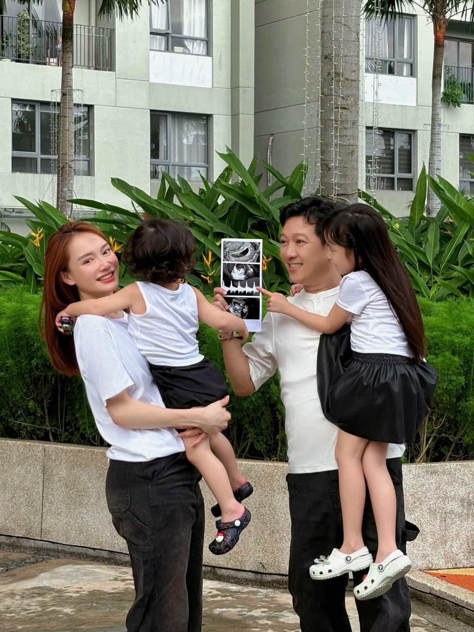 Nhã Phương xác nhận đang mang thai lần 3, Trường Giang vui quá nên sai 1 thông tin cực quan trọng!- Ảnh 1. Nhã Phương xác nhận đang mang thai lần 3, Trường Giang vui quá nên sai 1 thông tin cực quan trọng!- Ảnh 1.