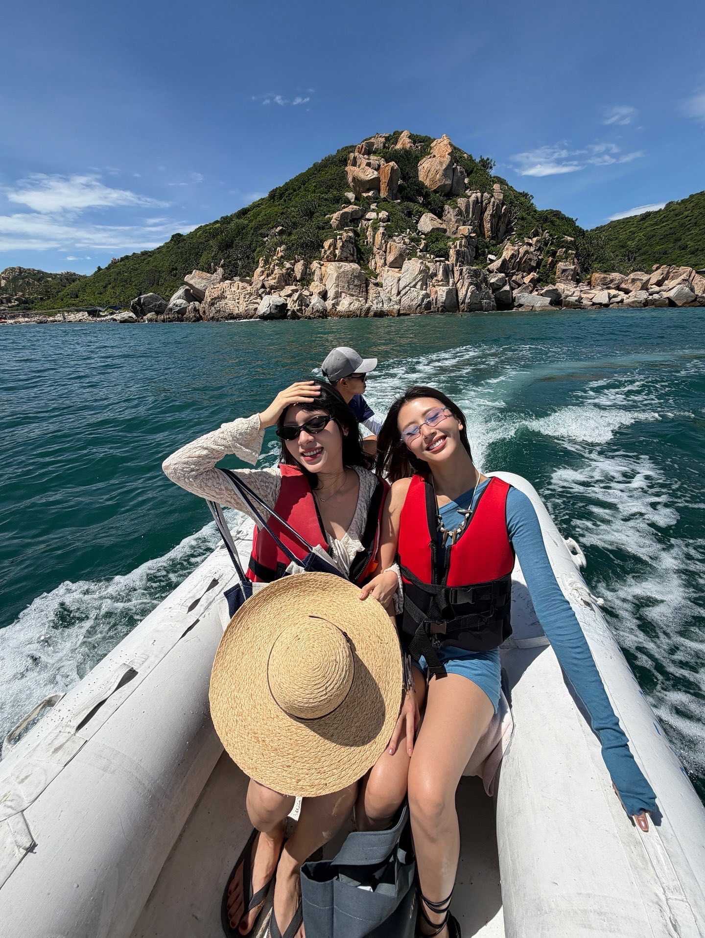 Dàn Em Xinh lần đầu diện bikini đọ body Dàn Em Xinh lần đầu diện bikini đọ body