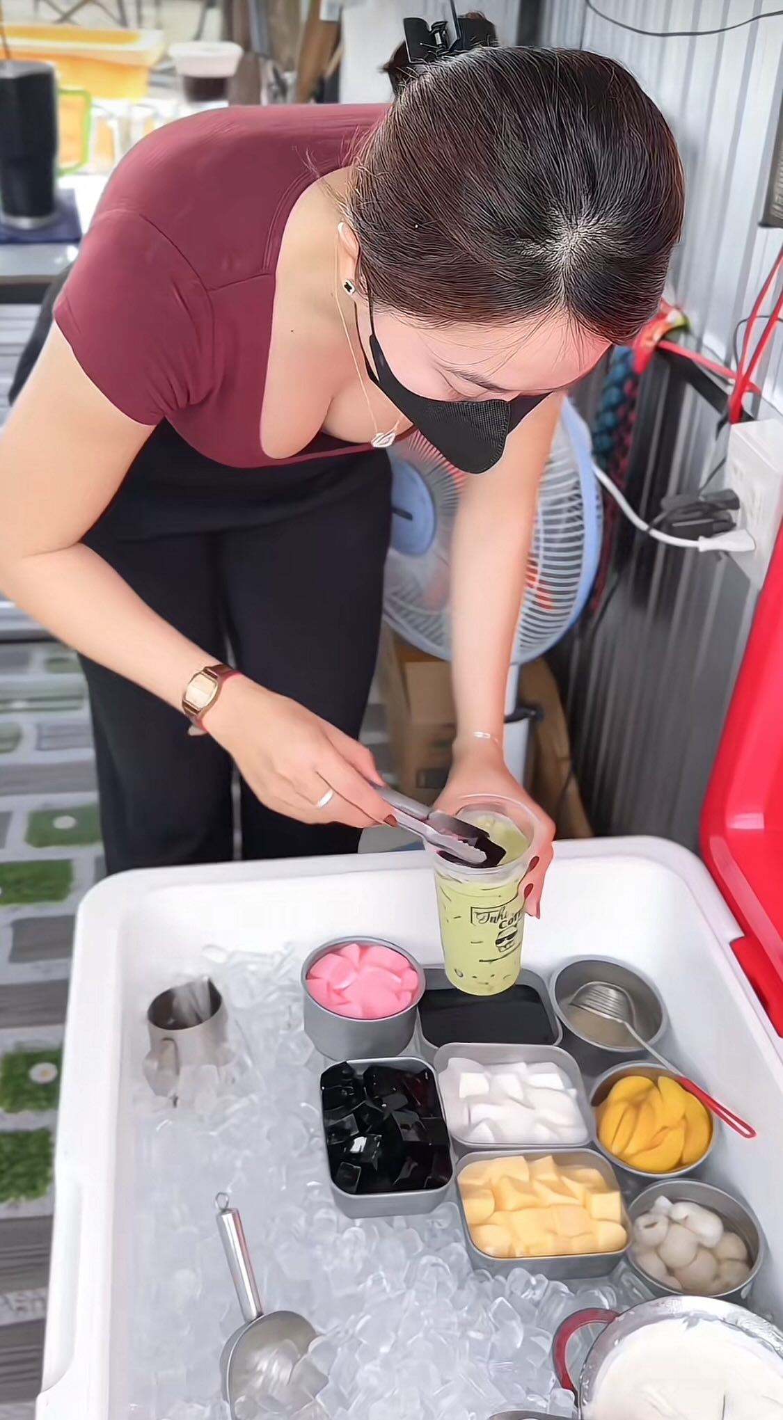 Cố tình diện đồ hớ hênh, cô gái bán trà sữa thu hút sự chú ý- Ảnh 5.