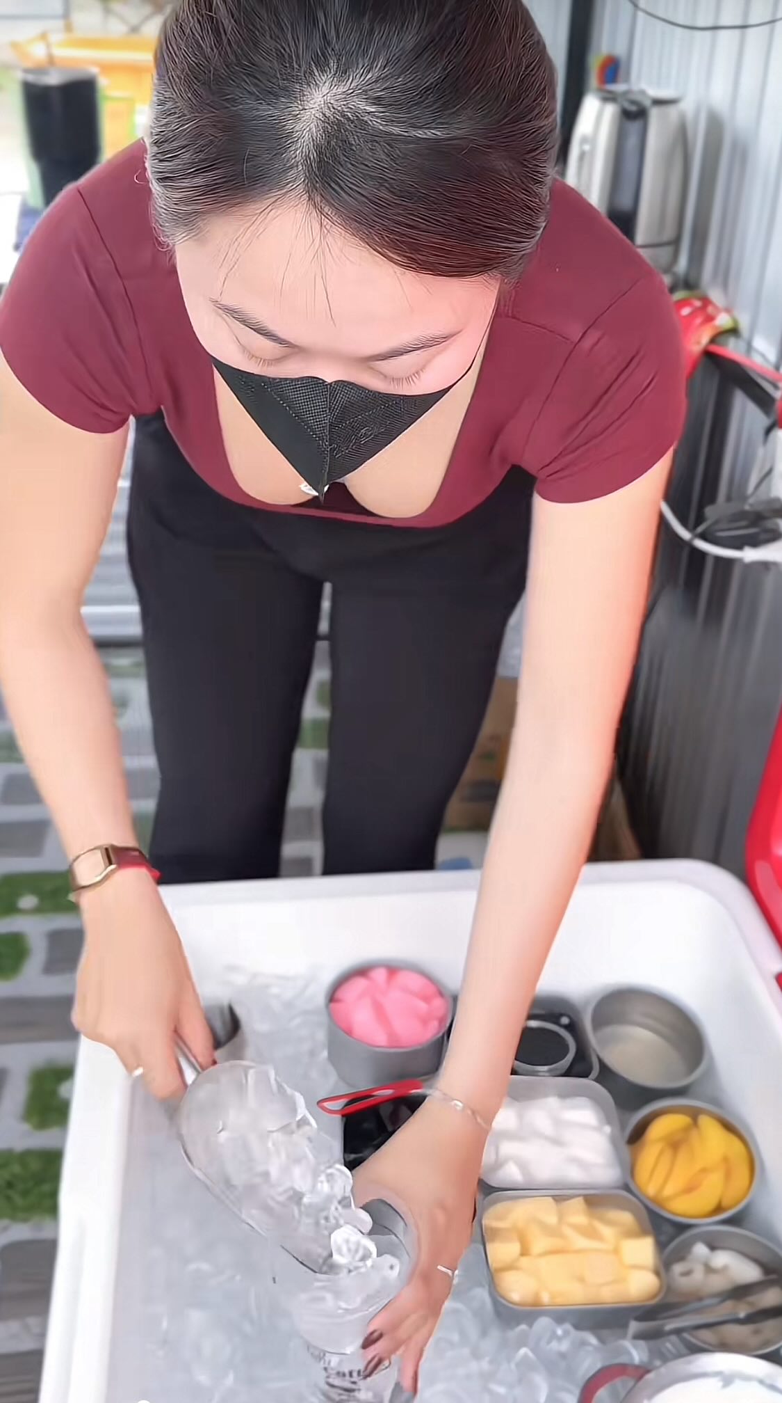 Cố tình diện đồ hớ hênh, cô gái bán trà sữa thu hút sự chú ý- Ảnh 3.