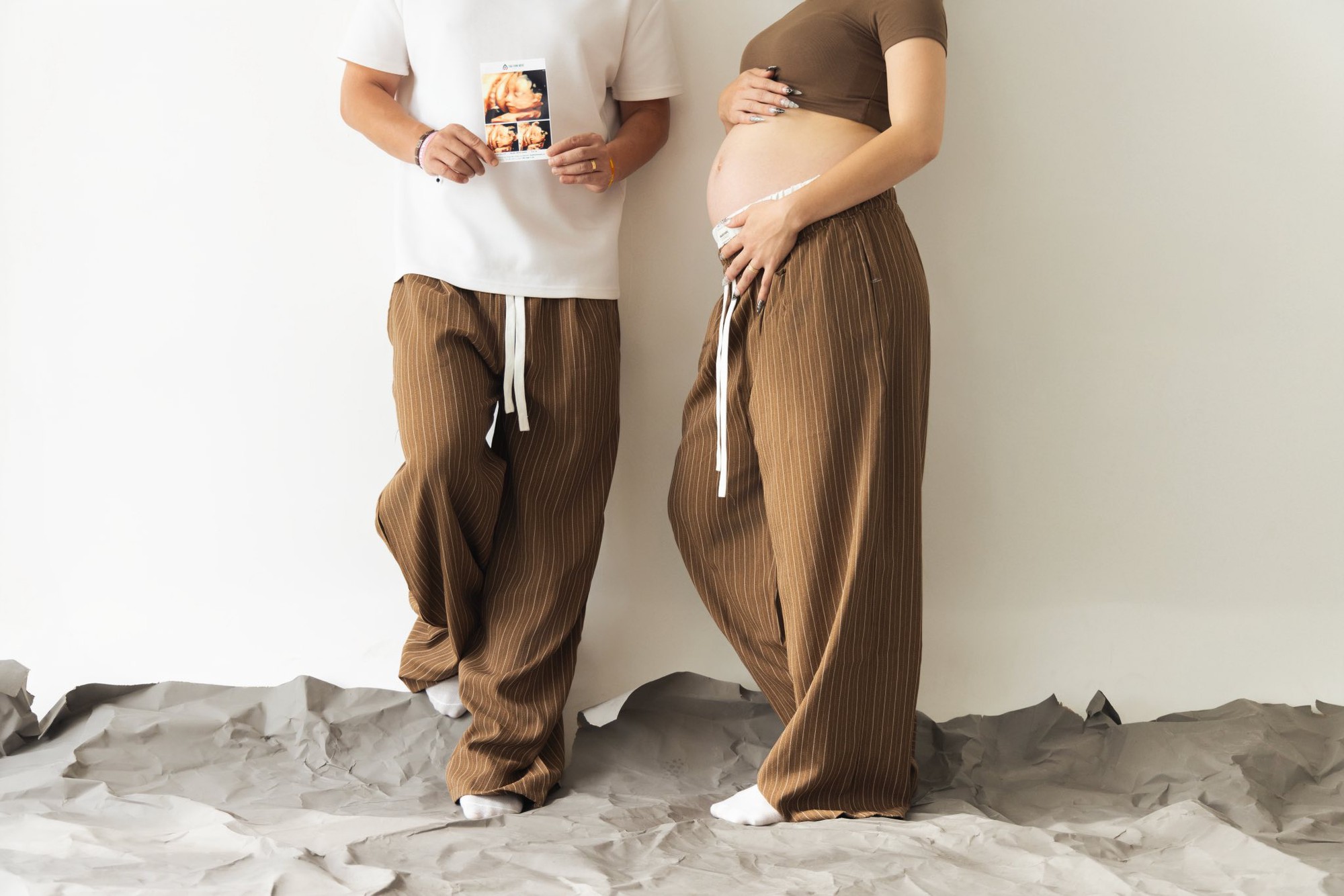 Bộ ảnh “cưng xỉu” của cặp Anh tài Vbiz và vợ kém 13 tuổi, mẹ bầu khoe dáng đỉnh miễn bàn!- Ảnh 2.