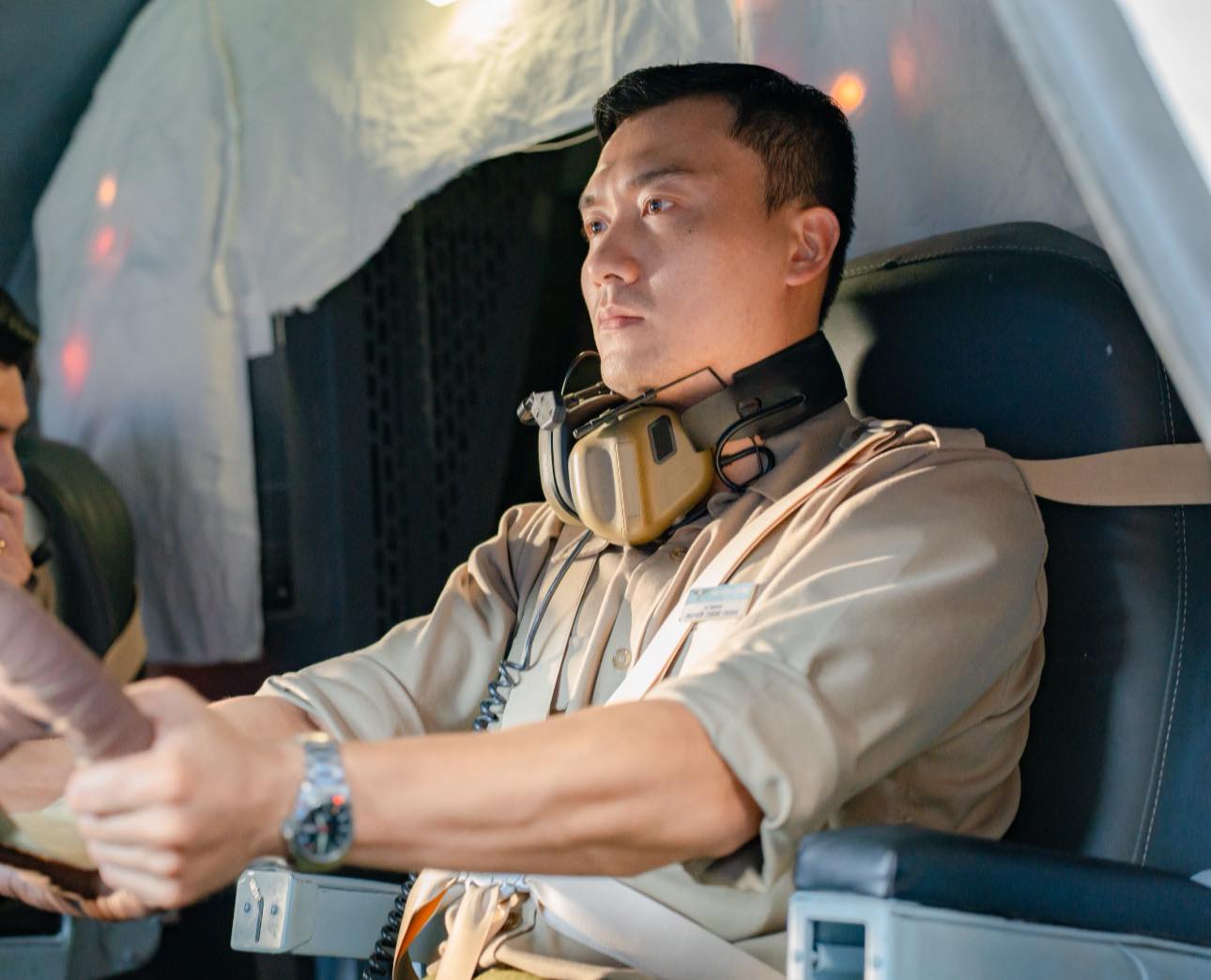 Tử Chiến Trên Không có 1 mỹ nam “mặt búng ra phản diện”, trừng mắt thôi mà khán giả run cả người- Ảnh 2. Tử Chiến Trên Không có 1 mỹ nam “mặt búng ra phản diện”, trừng mắt thôi mà khán giả run cả người- Ảnh 2.