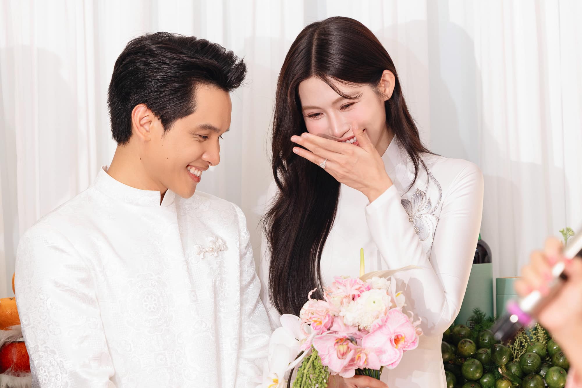 Á hậu Việt lộ dấu hiệu mang thai sau lễ dạm ngõ với bạn trai doanh nhân?- Ảnh 3. Á hậu Việt lộ dấu hiệu mang thai sau lễ dạm ngõ với bạn trai doanh nhân?- Ảnh 3.