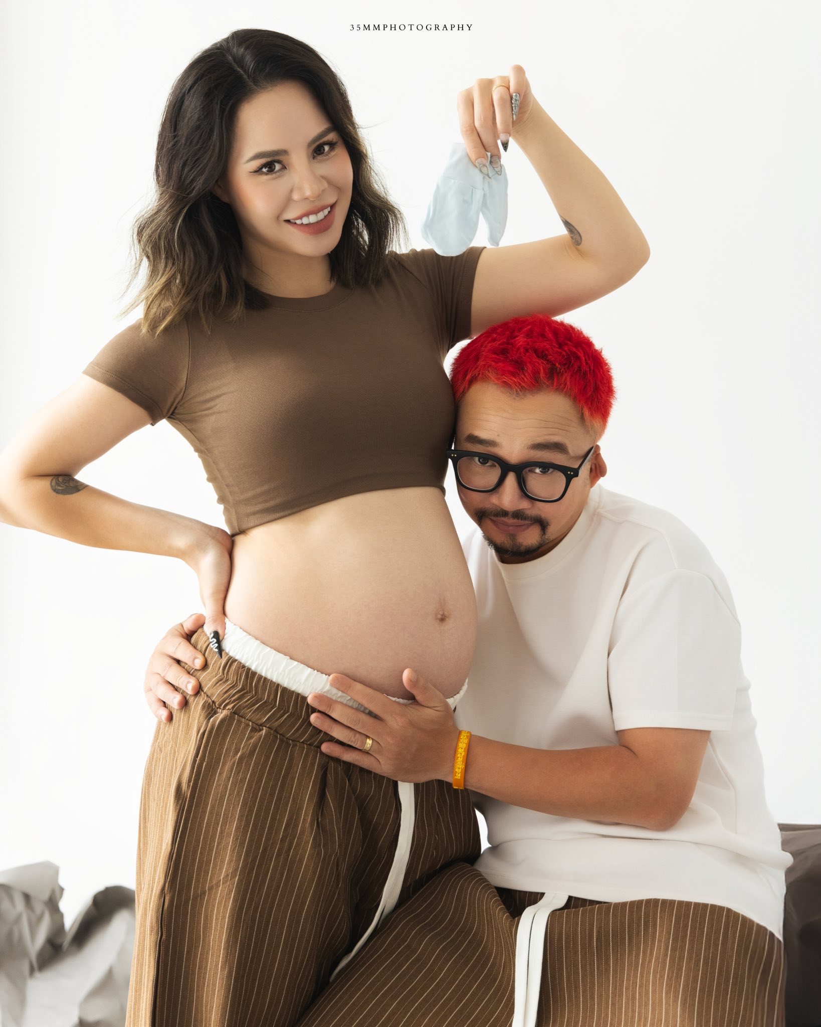 Bộ ảnh “cưng xỉu” của cặp Anh tài Vbiz và vợ kém 13 tuổi, mẹ bầu khoe dáng đỉnh miễn bàn!- Ảnh 1.