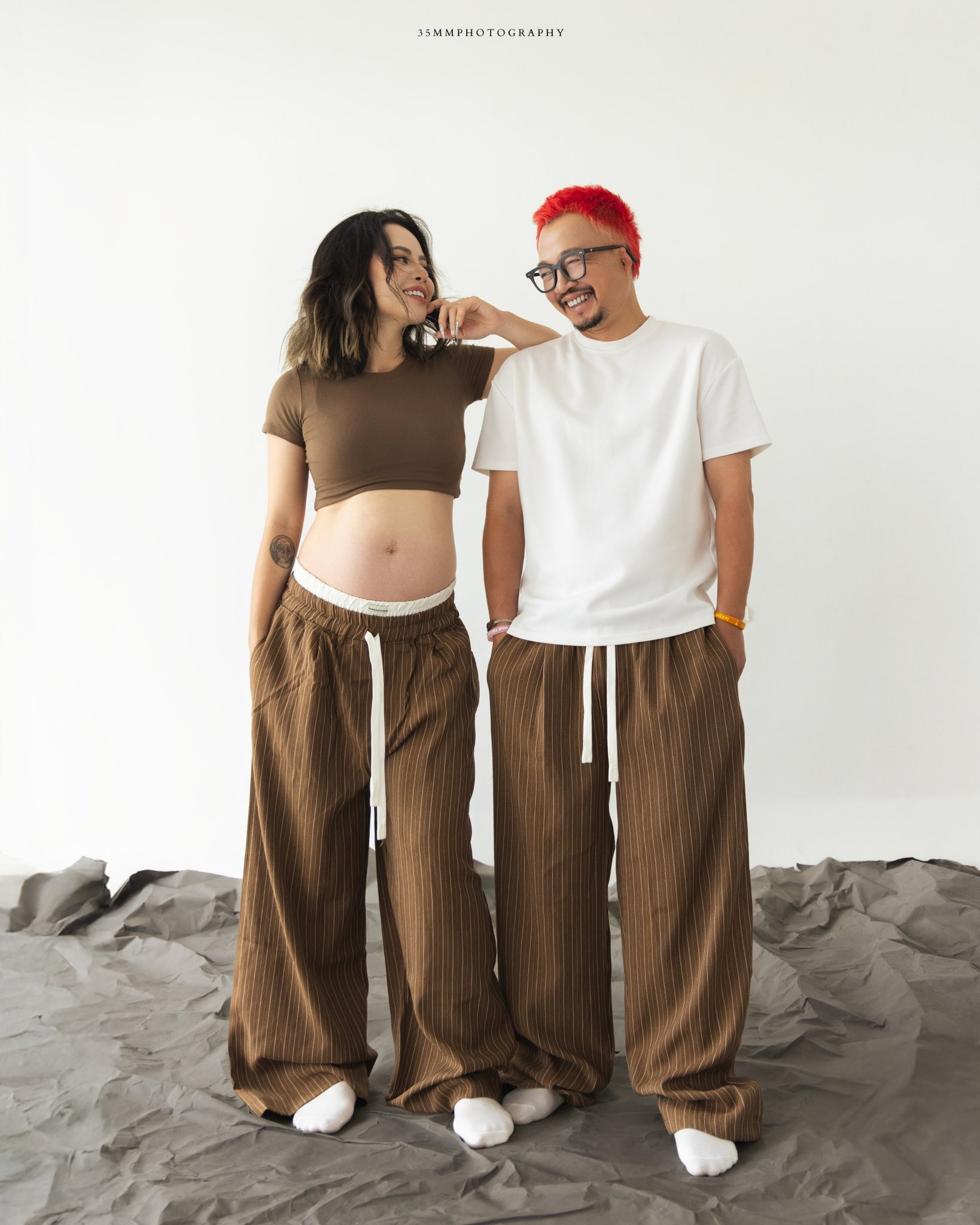 Bộ ảnh “cưng xỉu” của cặp Anh tài Vbiz và vợ kém 13 tuổi, mẹ bầu khoe dáng đỉnh miễn bàn!- Ảnh 4.