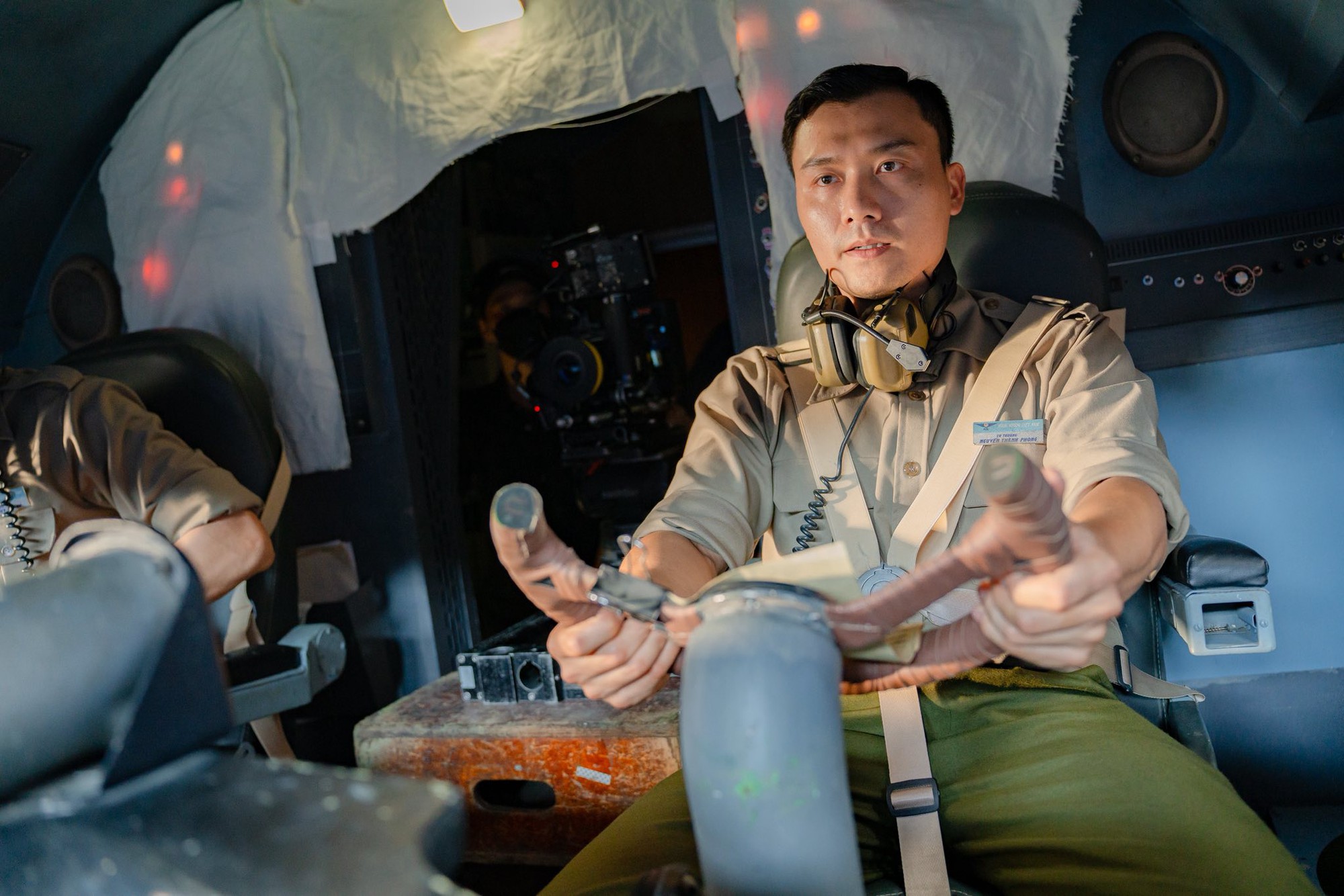 Tử Chiến Trên Không có 1 mỹ nam “mặt búng ra phản diện”, trừng mắt thôi mà khán giả run cả người- Ảnh 1. Tử Chiến Trên Không có 1 mỹ nam “mặt búng ra phản diện”, trừng mắt thôi mà khán giả run cả người- Ảnh 1.