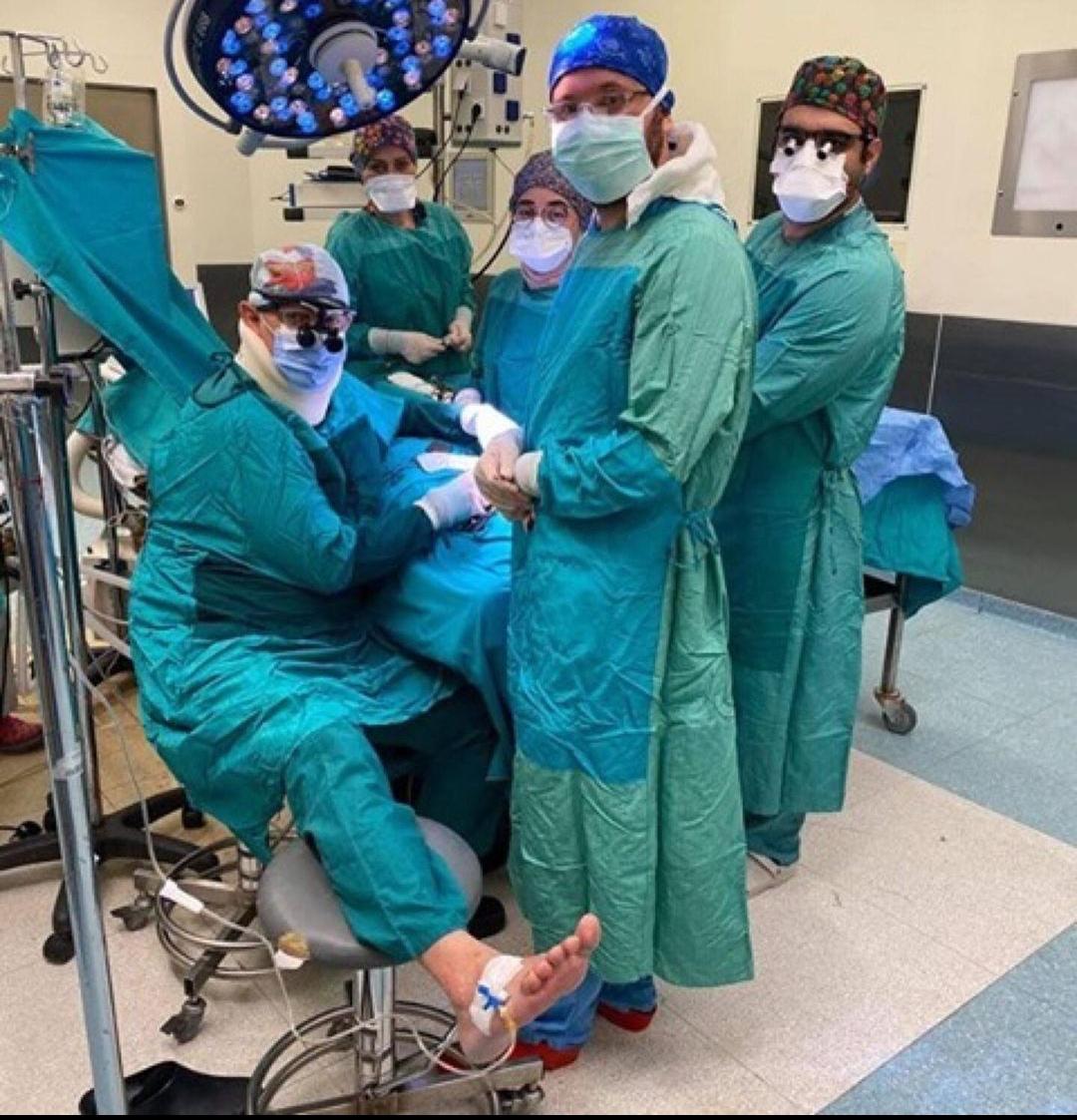 Bức ảnh 2 bác sĩ phẫu thuật nằm trên sàn phòng mổ lạnh lẽo viral khắp mạng- Ảnh 2. Bức ảnh 2 bác sĩ phẫu thuật nằm trên sàn phòng mổ lạnh lẽo viral khắp mạng- Ảnh 2.