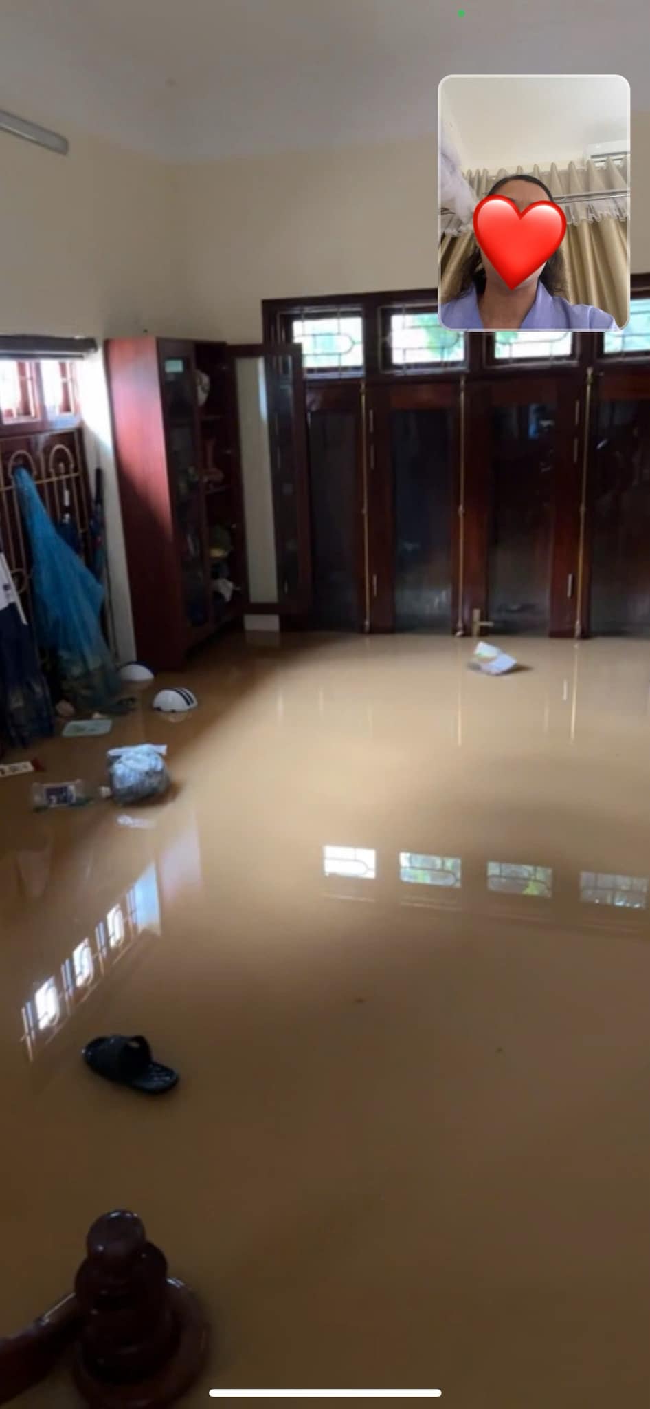 Nhà Hoa hậu Lương Thuỳ Linh ở Cao Bằng bị ngập sâu, cảnh tượng bên trong khiến nàng hậu thốt lên