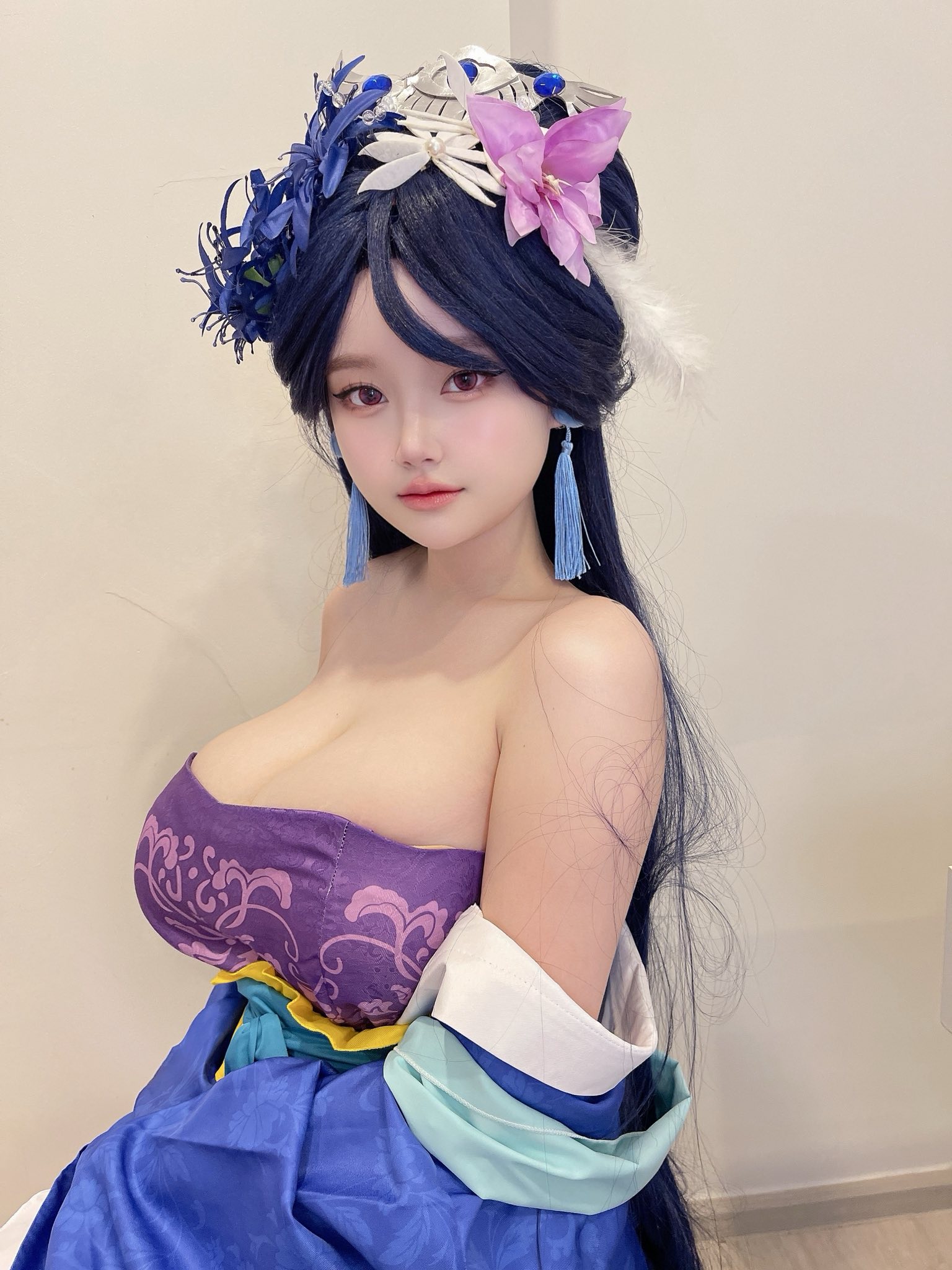 Sở hữu gương mặt ngây thơ, nữ coser gây choáng váng với những màn cosplay táo bạo- Ảnh 6.