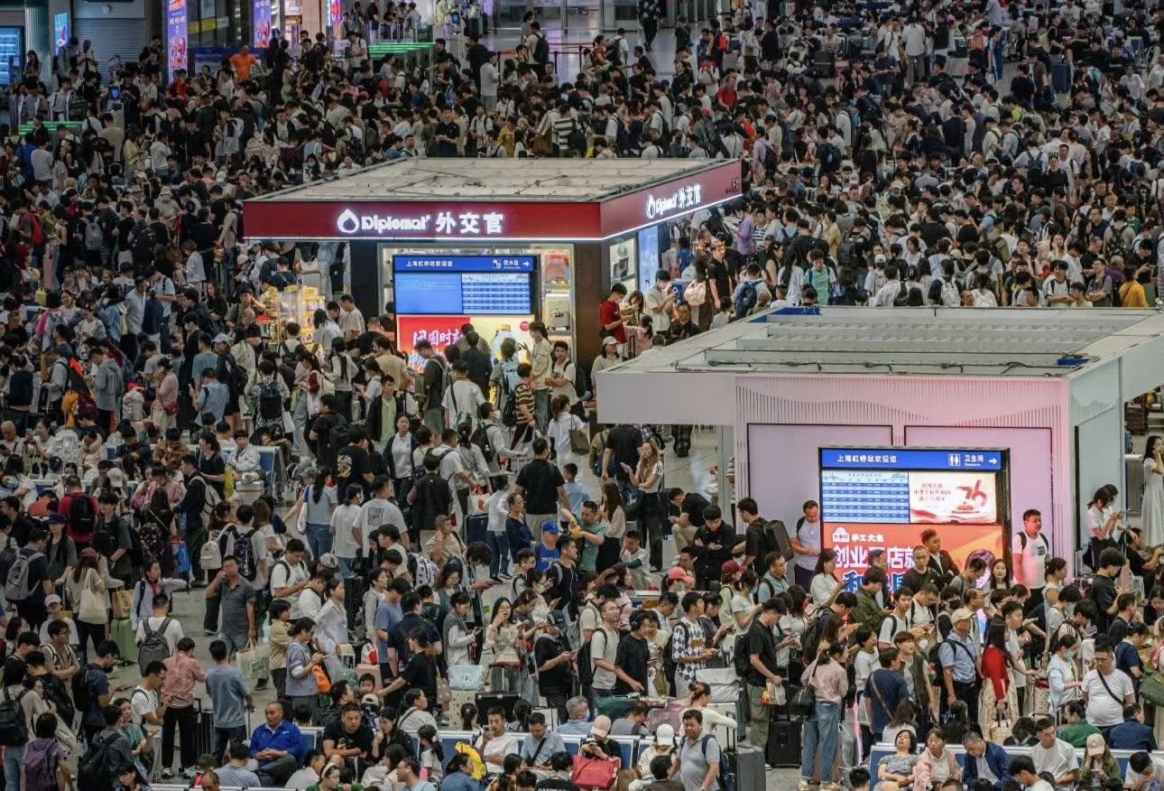 Cảnh tượng nghẹt thở tại xứ tỷ dân vào đúng ngày 1/10- Ảnh 1. Cảnh tượng nghẹt thở tại xứ tỷ dân vào đúng ngày 1/10- Ảnh 1.