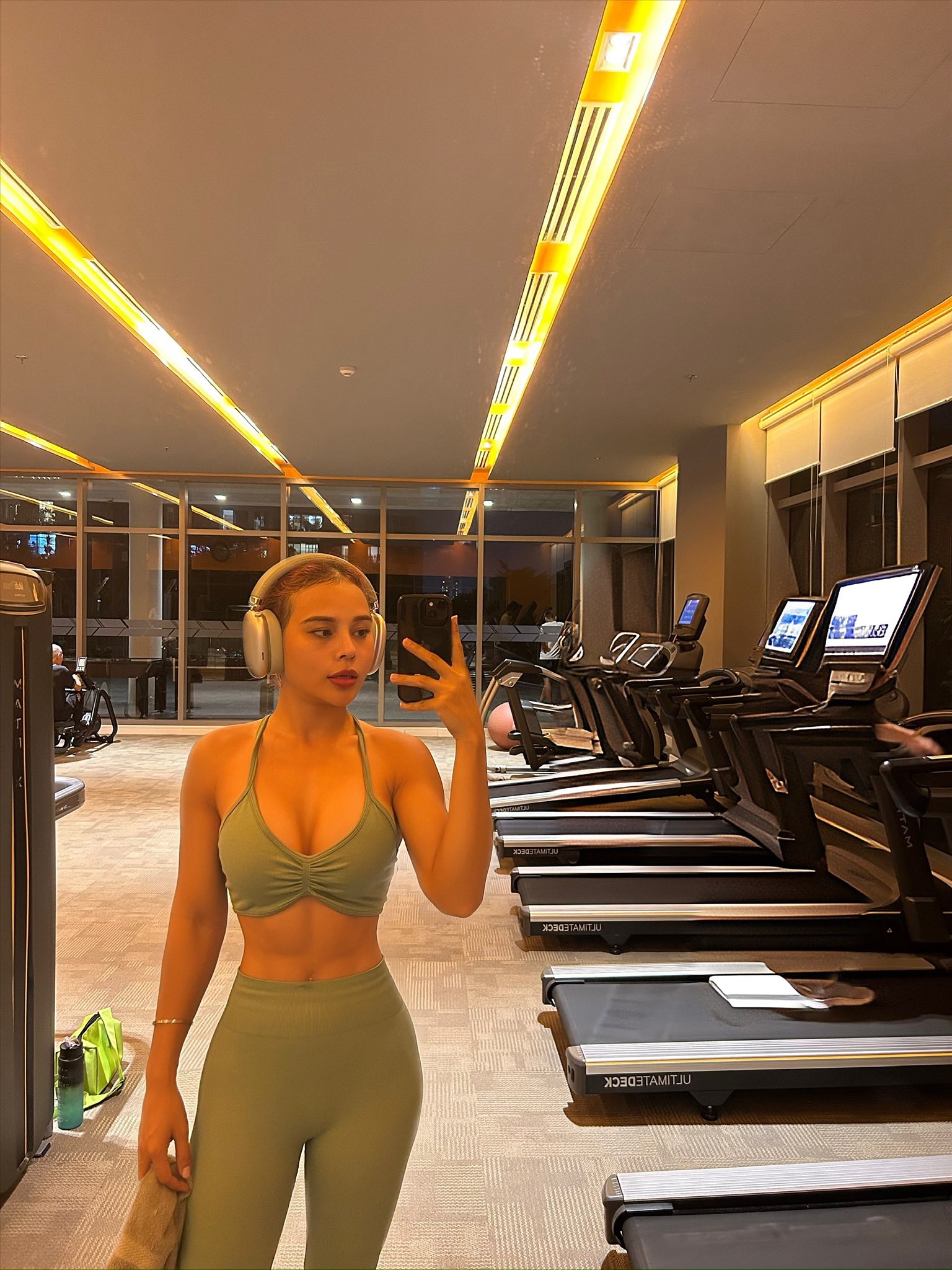 Danh tính cô gái áo cam trong quán karaoke lắc lư cùng Doãn Quốc Đam- Ảnh 8.