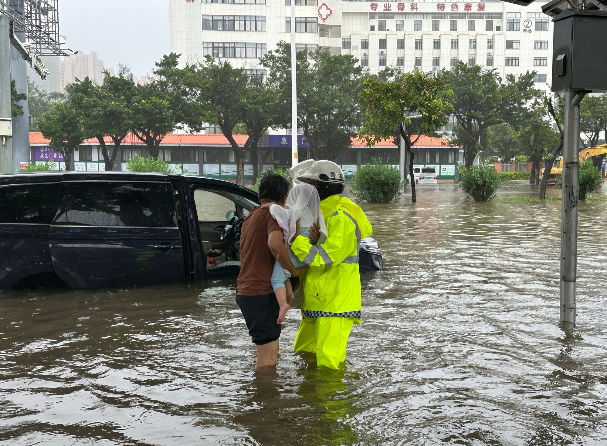 Những hình ảnh cận cảnh bão Matmo càn quét Trung Quốc- Ảnh 2.