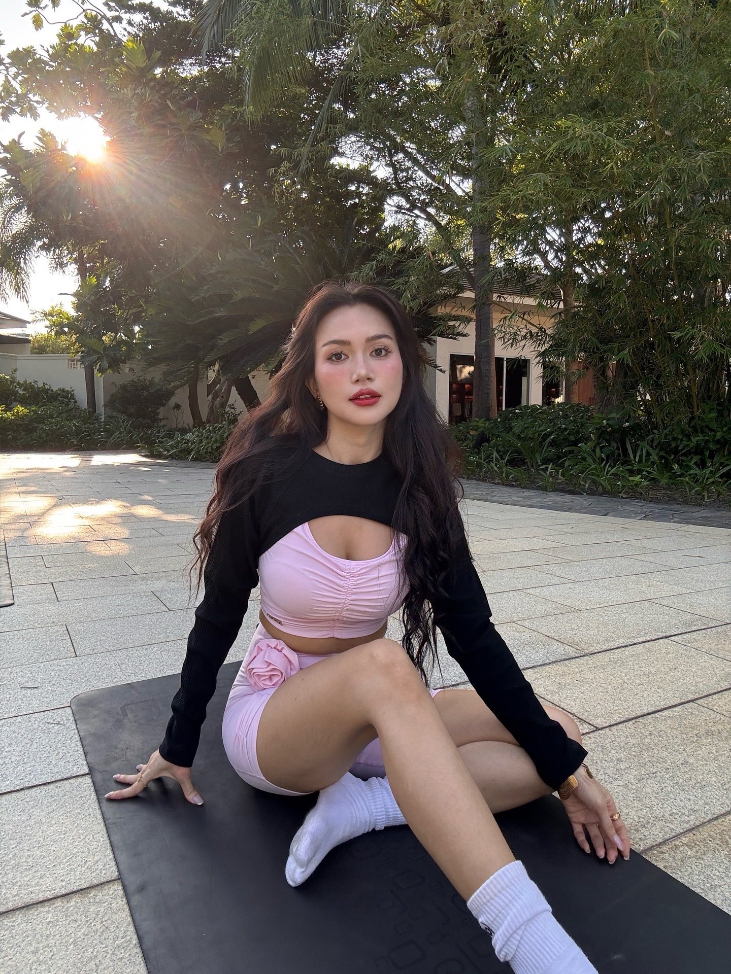 Sĩ Thanh gây tranh cãi vì ăn mặc hở hang cúng giỗ Tổ- Ảnh 2.