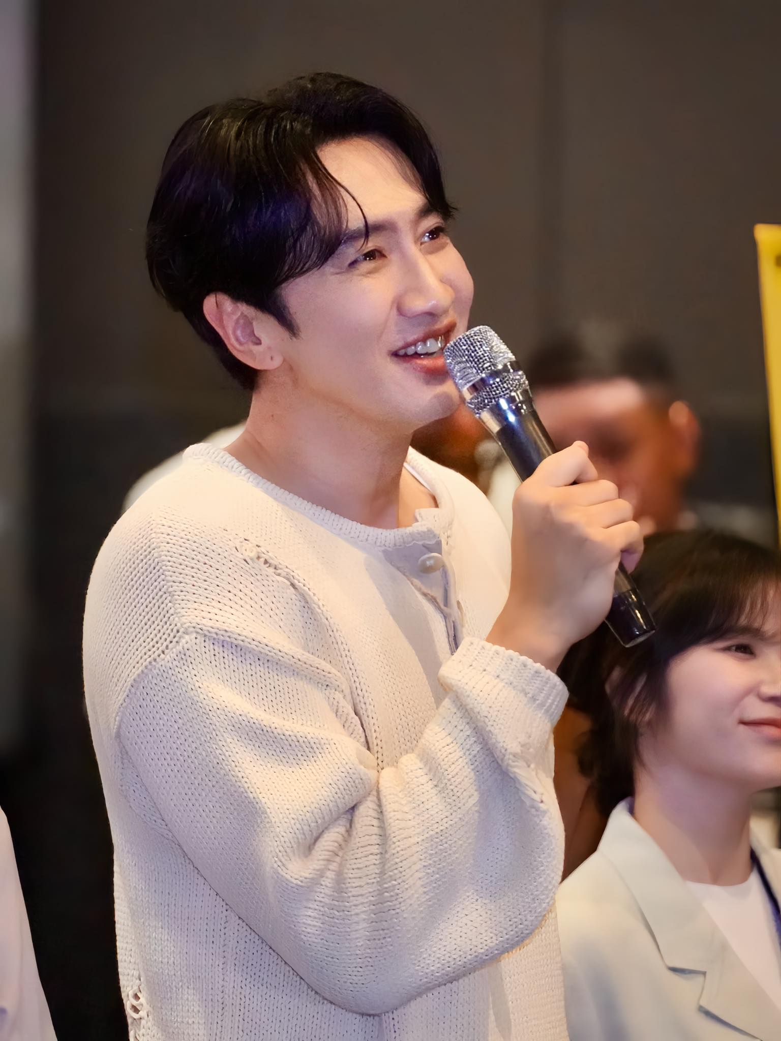 Clip: Sao hạng A Hàn Quốc xô đẩy fan Việt, phản ứng của 3 triệu người mới là điều bất ngờ- Ảnh 4. Clip: Sao hạng A Hàn Quốc xô đẩy fan Việt, phản ứng của 3 triệu người mới là điều bất ngờ- Ảnh 4.