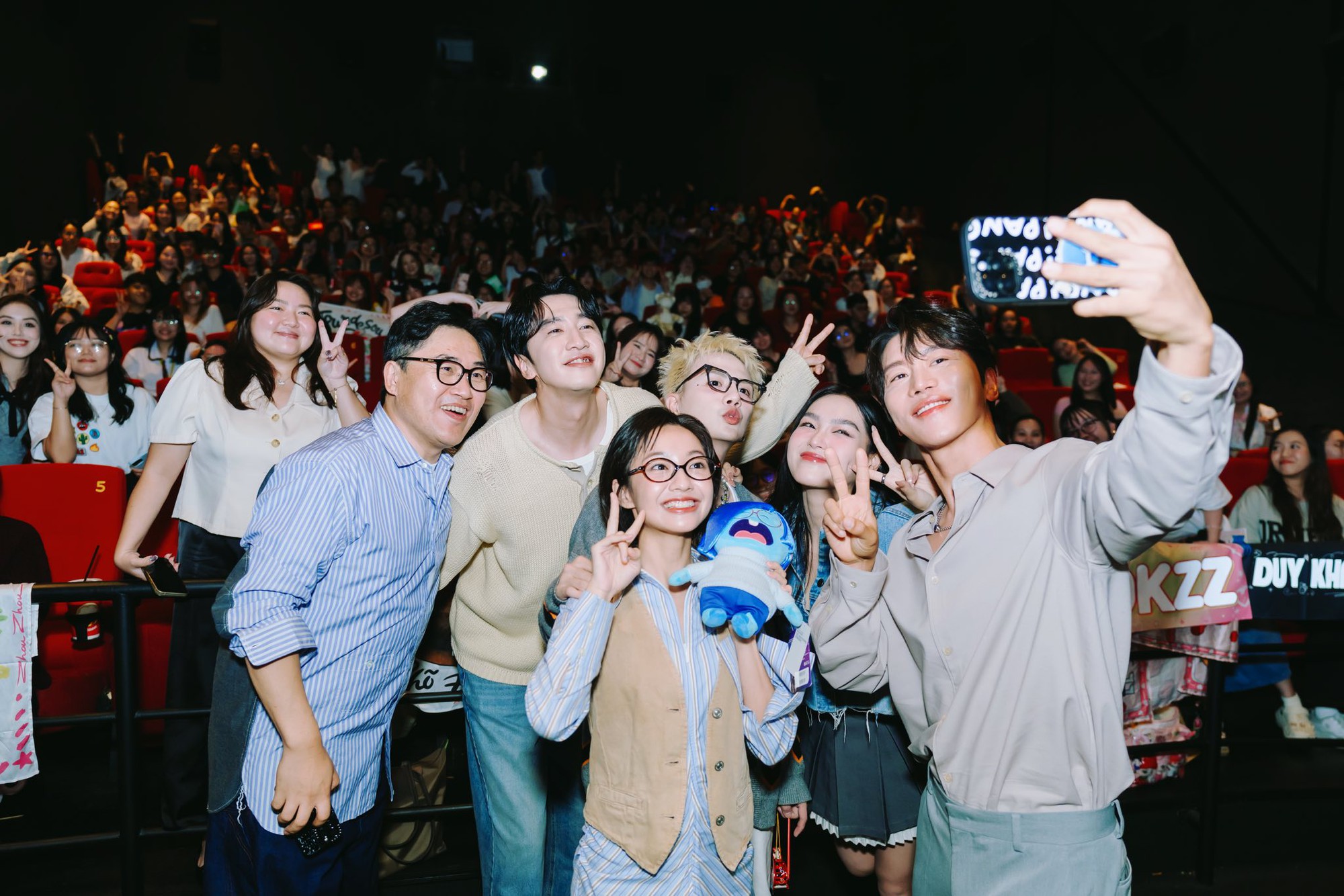 Clip: Sao hạng A Hàn Quốc công khai hôn bạn gái người Việt trước mặt cả nghìn fan, chuyện gì vậy trời?- Ảnh 1.