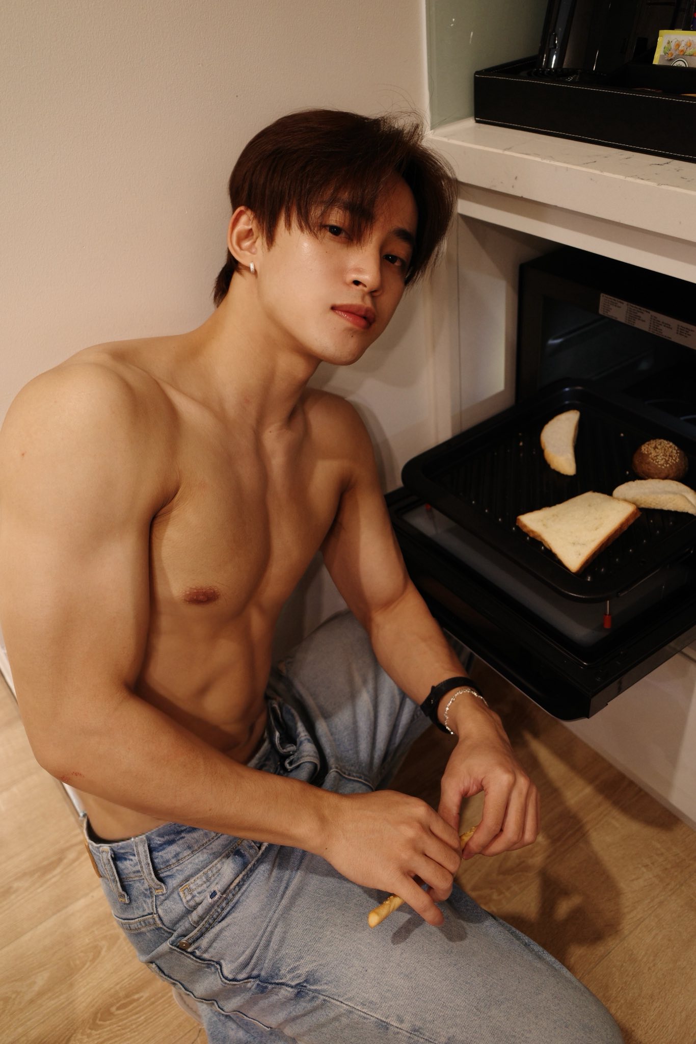 Á hậu Việt công khai hẹn hò trai đẹp 6 múi, thấp hơn 10 cm?- Ảnh 8. Á hậu Việt công khai hẹn hò trai đẹp 6 múi, thấp hơn 10 cm?- Ảnh 8.